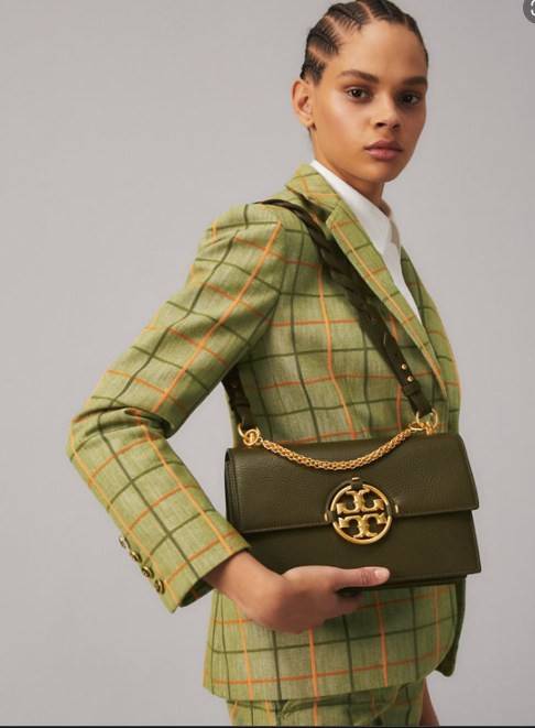 สวยจริงไม่จกตาจ้าา😘 TORY BURCH MILLER SHOULDER BAG BRAIDED STRAP LARGE ((81668)) พร้อมส่งที่ไทย! กระเป๋าหิ้วและสะพายไหล่ได้ในตัว หนังแท้ลายหนังสวยมากๆค่ะ ด้านหน้ามีอะไหล่โลโกแบรนด์ หรู สะพุดตาทีเดียว เปิดปิดกระเป๋าแบบฝาปิด ภายในมีช่องหลักใส่ของ2ช่