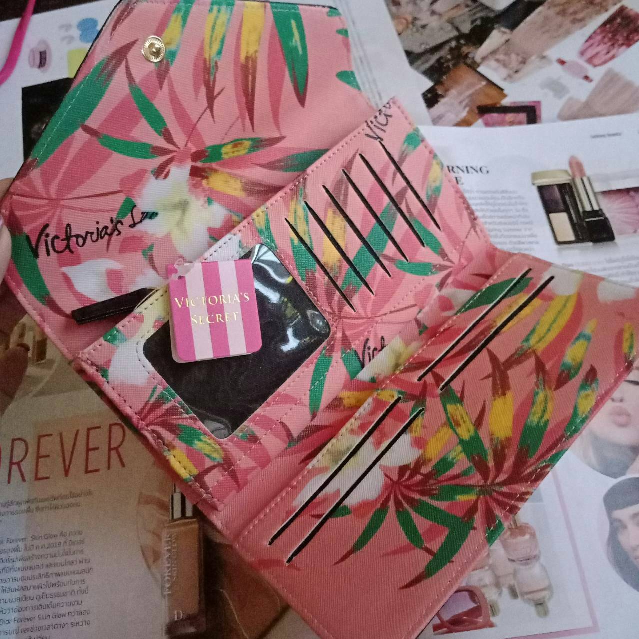กระเป๋าสตางค์ลาย signature จากแบรนด์ฮิตอย่าง Victoria Secret โทนสีชมพู ขนาดกะทัดรัด เปิดปิดด้วยฝาพับกระดุม แบบสามตอน ด้านในมีช่องใส่ธนบัตรยาวได้ ใส่บัตรหลายช่อง แถมยังมีช่องซิปใหญ่อีกหนึ่งช่อง เพิ่มความเก๋ด้วยช่องใส่รูปตรงกลาง สวยครบจบทุกฟังค์ชั่น ให้เป็น
