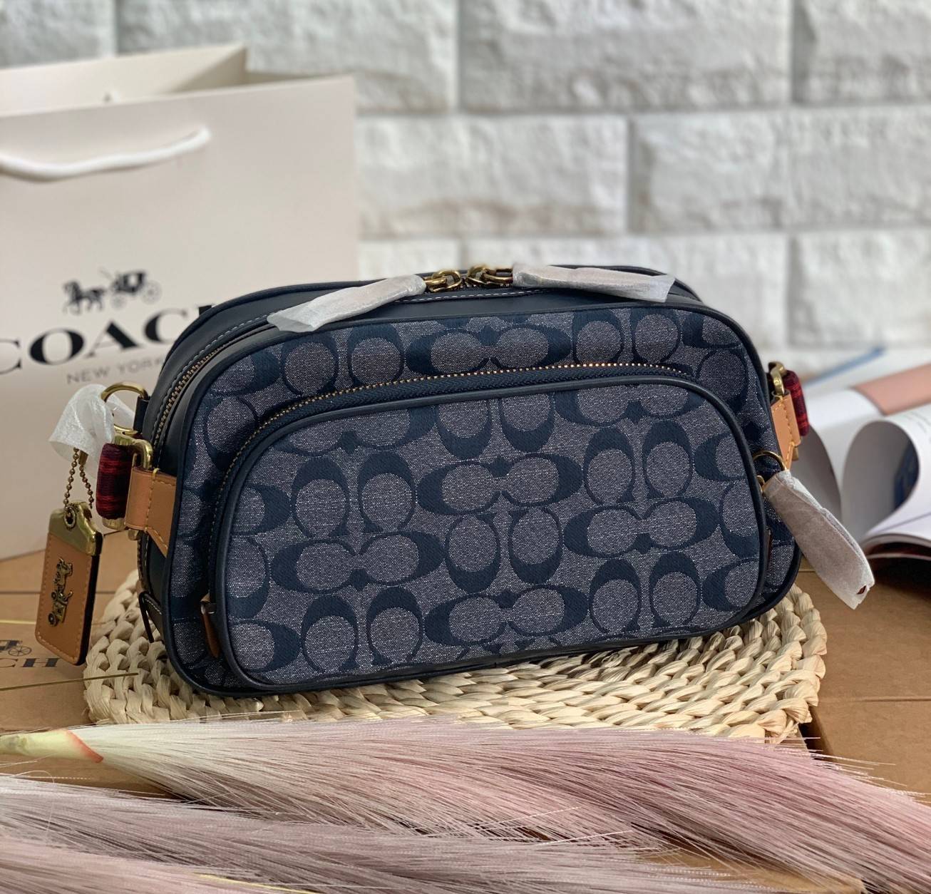 COACH BELT BAG IN SIGNATURE CHAMBRAY (3685) ❤️ใช้ได้ทั้งชาย//หญิงค่ะ กระเป๋าคาดอก วัสดุผ้าแคนวาส+หนังแท้ค่ะ ด้านหน้ามีช่องซิปขนาดกลาง ใส่มือถือได้ค่ะ ช่องซิปหลักเปิดปิดแบบซิปคู่ ภายในกว้าง ใส่ของจำเป็นได้ครบเลยนะคะ มีช่องซิปสำหรับใส่ของจุกจิกให้อีก