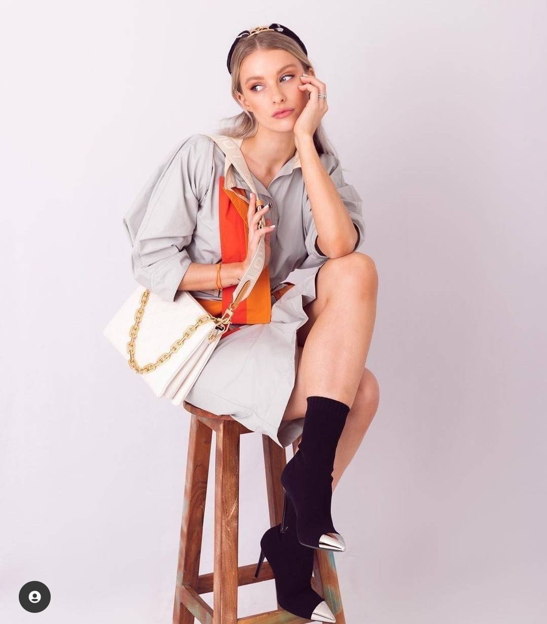 LV HANDLE POUCH MONOGRAM / LV Coussin กระเป๋าสะพายกึ่งคลัชท์ สุดล้ำ มาแรงมาก ด้วยความสวยปังตั้งแต่แรกเห็น วัสดุหนังแกะปั๊มลายสวยคม มาพร้อมสาย 2 เส้น เลิศๆ มีสายโซ่ที่มีดีเทลละเอียดไม่ซ้ำ และสายสปอร์ตครอสบอดี้ ที่จะคล้องไว้ทั้งสองเส้นก็ดีงาม หรือสลับใช้ตาม