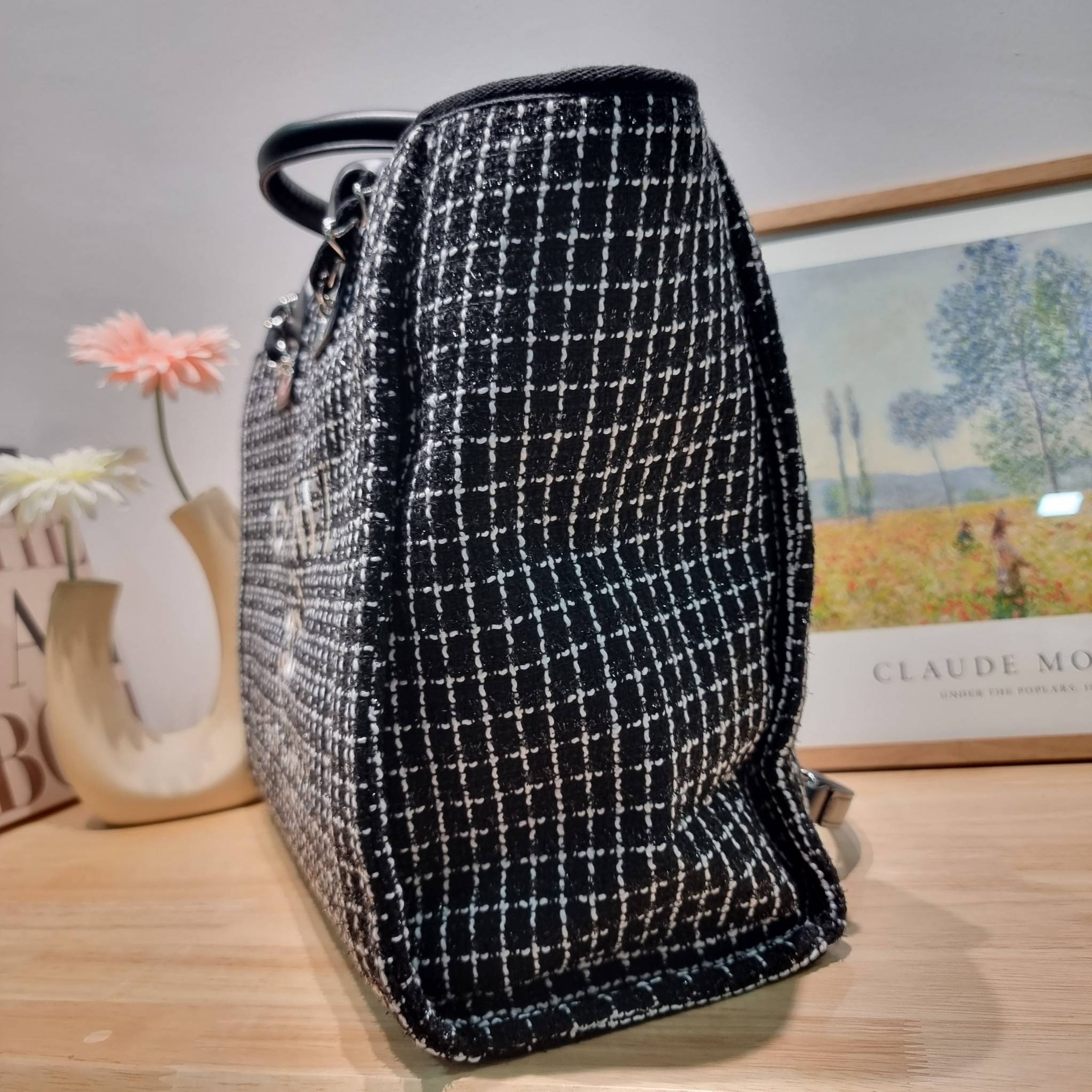 CHANEL LARGE TOTE BAG / CHANEL DEAUVILLE TOTE / CHANEL TOTE BAG กระเป๋าสะพายผ้าทวิต ทรงโท้ทใบใหญ่ ต้อนรับเทศกาลท่องเที่ยวช่วงสิ้นปีนี้ ใครมองหากระเป๋าสะพายไปเที่ยว ใบนี้น้องตอบโจทย์แน่นอน ด้วยดีไซน์โทนสีที่ใช้ได้กับทุกโอกาส และขนาดกว้างที่จุของได้แบบไร้กั