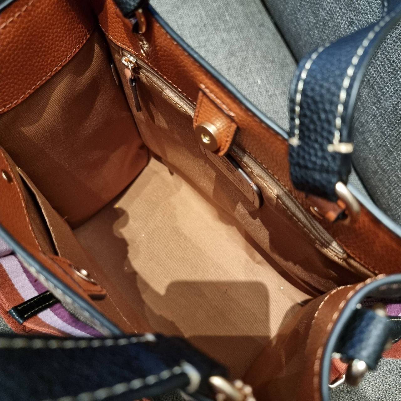 COACH C6918 DEMPSEY TOTE 22 IN SIGNATURE CANVAS WITH DISCO PATCHES คอลเลคชั่นคลาสสิค ที่มาพร้อมดีเทลใหม่ กระเป๋าทรงโท้ท ขนาดน่ารักน่าใช้มากๆ สาวๆถูกอกถูกใจกันนับไม่ถ้วน!! รอบนี้เพิ่มลูกเล่นที่สายสะพาย ดีไซน์กึ่งสปอร์ต ทำให้ใช้งานได้ไม่มีเบื่อ ฟังก์ชั่นการ