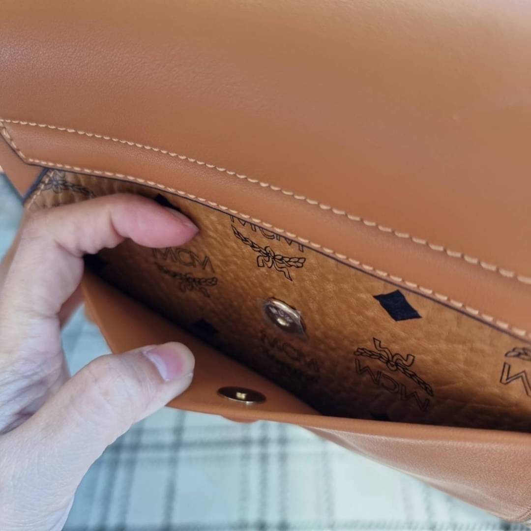 M.C.M ESSENTIAL CROSSBODY IN VISETOS กระเป๋าสะพายข้าง สวยอยู่ทรง ดีไซน์ไม่ซ้ำใคร มาพร้อมสายสะพายถึง 2 แบบ ปรับเปลี่ยนใช้ได้ไม่มีเบื่อ วัสดุหนังแคนวาสสลับหนังแท้ เปิด-ปิดกระเป๋าด้วยตัวบิดล็อคแน่นหนา ด้านหลังมีช่องเก็บบัตรได้ ภายในโล่งกว้าง แบ่งสัดส่วน เป็น