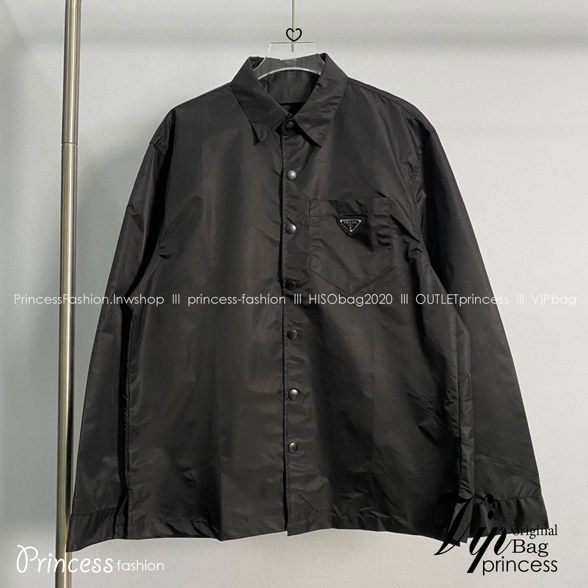 TOP ORI | PRADA Re-Nylon triangle-logo shirt เสื้อเชิ้ต ผ้าลื่น เงา งานละเอียดมากๆ งานVIP 1:1 แนะนำให้ต้องมีเป็นเจ้าของ เสื้อเชิ้ตงานแบรนด์เนื้อผ้าอย่างดีงานนำเข้าจากโรงงานเทียบแบรนด์