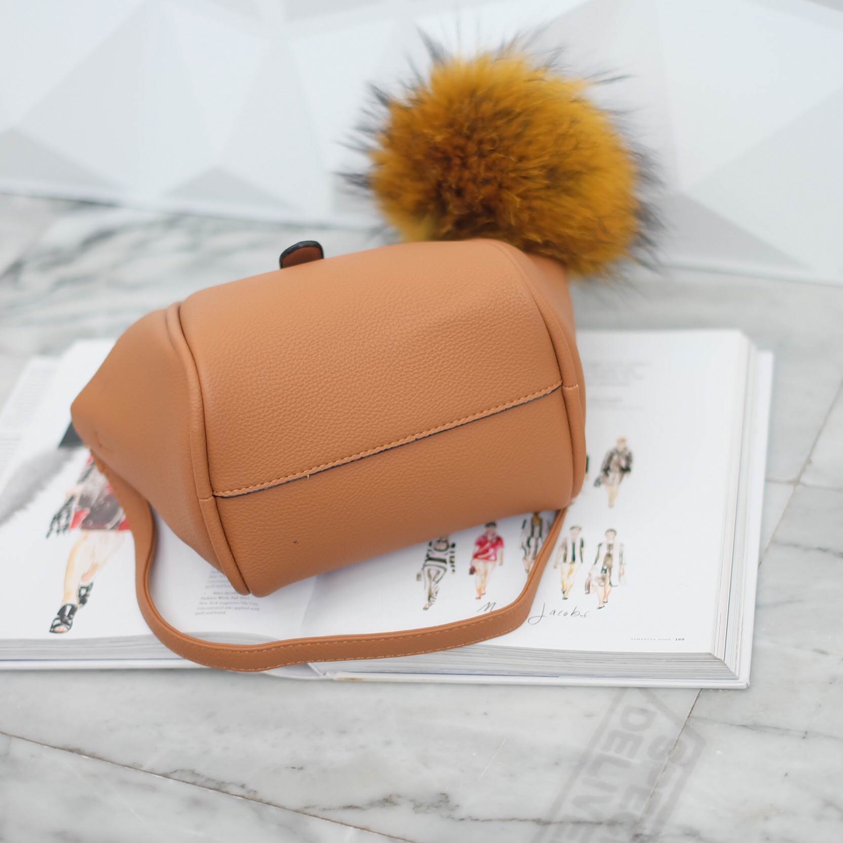 โฉมใหม่ ไฉไลกว่าเดิม 🌈everyday keep handbag 👑สวย หรู เวอร์วัง อีกแล้วค่า 👍 กระเป๋า ถือ//สะพายข้าง หนังสวยๆ มาพร้อมพวงกุญแจ ปอมปอม ฟรุ้งฟริ้ง ขนเฟอร์แท้ ยิ่งใช้ยิ่งฟูสวย น่ารักมาก เข้ากับกระเป๋าคะอย่างดี กระเป๋า เนื้อนิ่มหนา อยู่ทรง