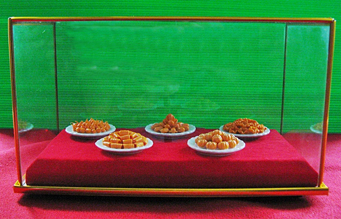 สินค้าหมดค่ะ ขนมมงคล5อย่างพร้อมตู้กระจกค่ะ