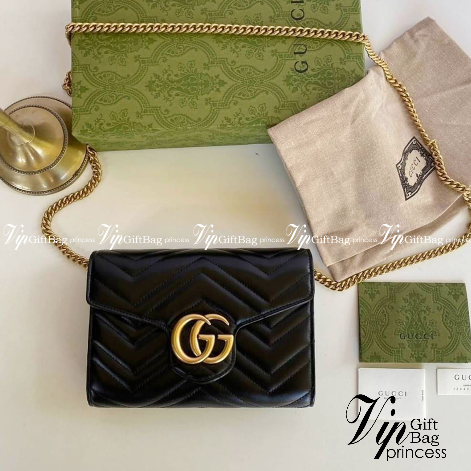 GUCCI Marmont Wallet on chain Leather / GG Marmont Chain Wallet เกรดเทพออริจินอล หนังแท้ งานสวยน่ารักมาก ใส่โทรศัพท์ได้ทุกรุ่น หนังวัวแท้นิ่มมาก ใส่การ์ด ใส่บัตร ได้เยอะมากๆ ฝ่าปิดแบบกระดุมใช้งานง่าย *กระดุมมีโลโก้ Gucci * งานสวยละเอียดยิบย่อยทุกจุด ภาพถ่
