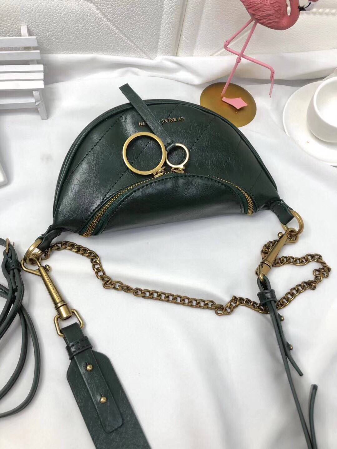 CHARLES & KEITH WRINKLED EFFECT RING ZIP TASSEL CROSSBODY BAG กระเป๋าสะพาย/คาดเอว/คาดอกรุ่นใหม่ล่าสุด เปิด-ปิดด้วยซิป ภายในโล่งกว้างมีช่องเล็กใส่บัตร จุของได้เยอะดีไซต์เก๋ไม่ซ้ำใคร สามารถสะพายได้หลายแบบไม่จำเจ ราคาสุดคุ้มห้ามพลาดค่ะ