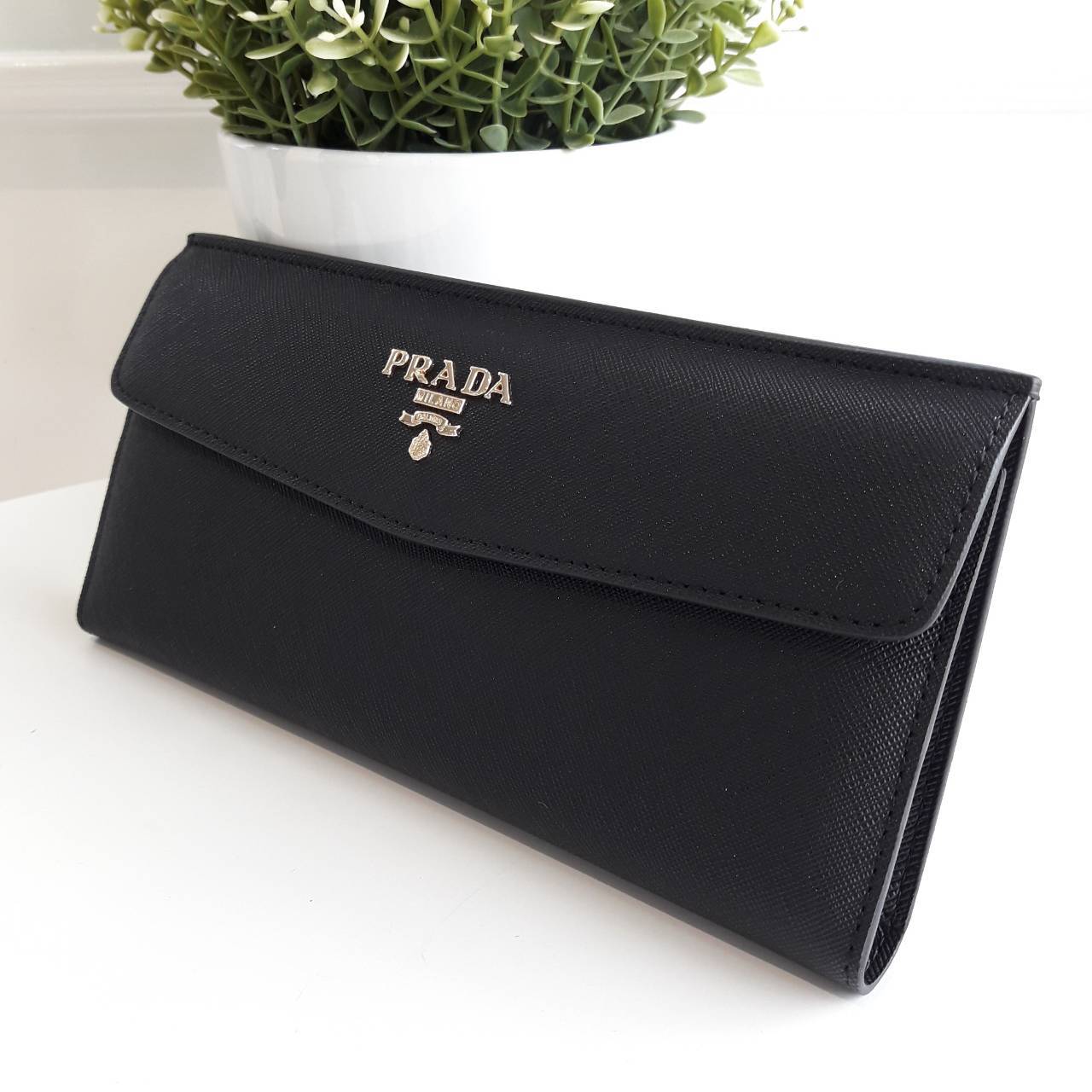 Best Seller~~ กระเป๋าสตางค์ยาว **ทรงหรู จากงานพรีเมี่ยมกิ้ฟ จากเคาเตอร์ต่างประเทศ จากแบรนด์ PRADA ลายหนัง saffiano ของแท้ 100% มีช่องใส่บัตร ถึง 12 ช่อง และช่องซิปใส่ของจุกจิกได้ น้ำหนักเบา จับถนัดมือ ขนาดกำลังดีคะ ถือแล้วดูดี อะไหล่ทองสุดหรู **ใช้แล้วสวย