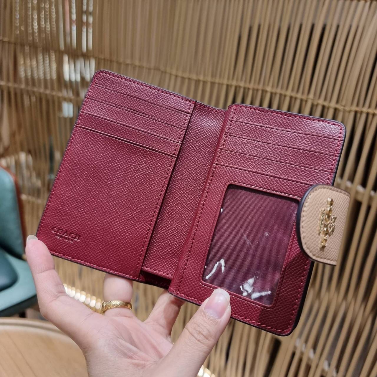 COACH 6390 MEDIUM CORNER ZIP WALLET เดอะเบสท์รุ่นที่สาวๆตามหา!! ดีไซน์ใหม่ สวยสะกด!! กระเป๋าสตางค์ใบกลาง สีคลาสสิค เรียบแต่แฝงความหรู บอกเลยว่ามันละมุนมาก!! ด้วยวัสดุหนัง crossgrain ที่ดูแลรักษาง่าย และยังดูผู้ดี ถือใช้แล้วขับผิวทุกสี ภายในมีช่องใส่บัตรแล