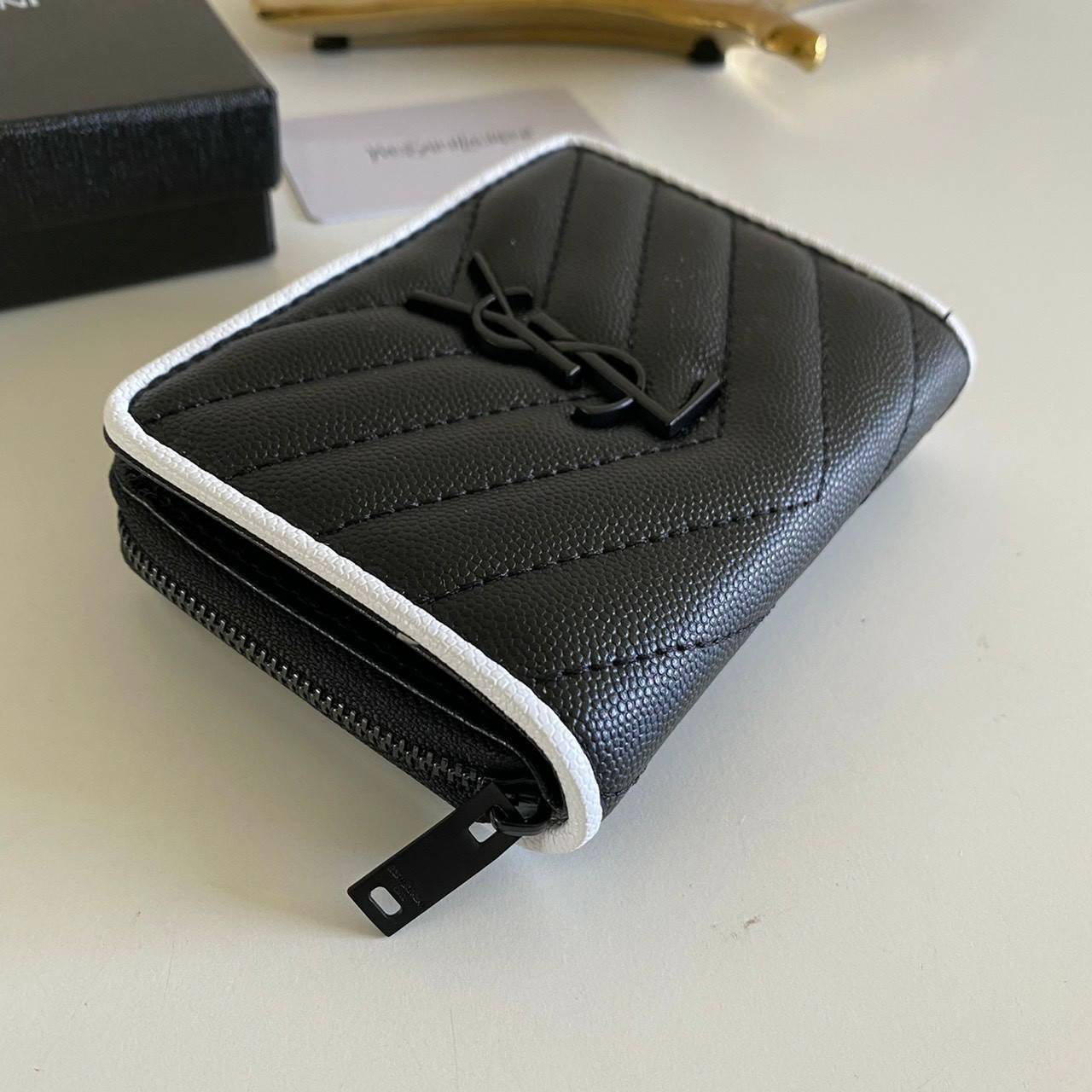 VIP GIFT 】หนังแท้ YSL Saint Laurent monogram compact zip short wallet มาแล้วจร้า ถามหากันเยอะมากๆ กระเป๋าสตางค์ใบสั้นที่ใส่แบงค์ ใส่บัตร ใส่เหรียญได้เยอะสุดๆ มีสองด้านซิปและพับ ใบเดียวครบจบเลย หนังสวยมาก ละเอียดสุดๆ