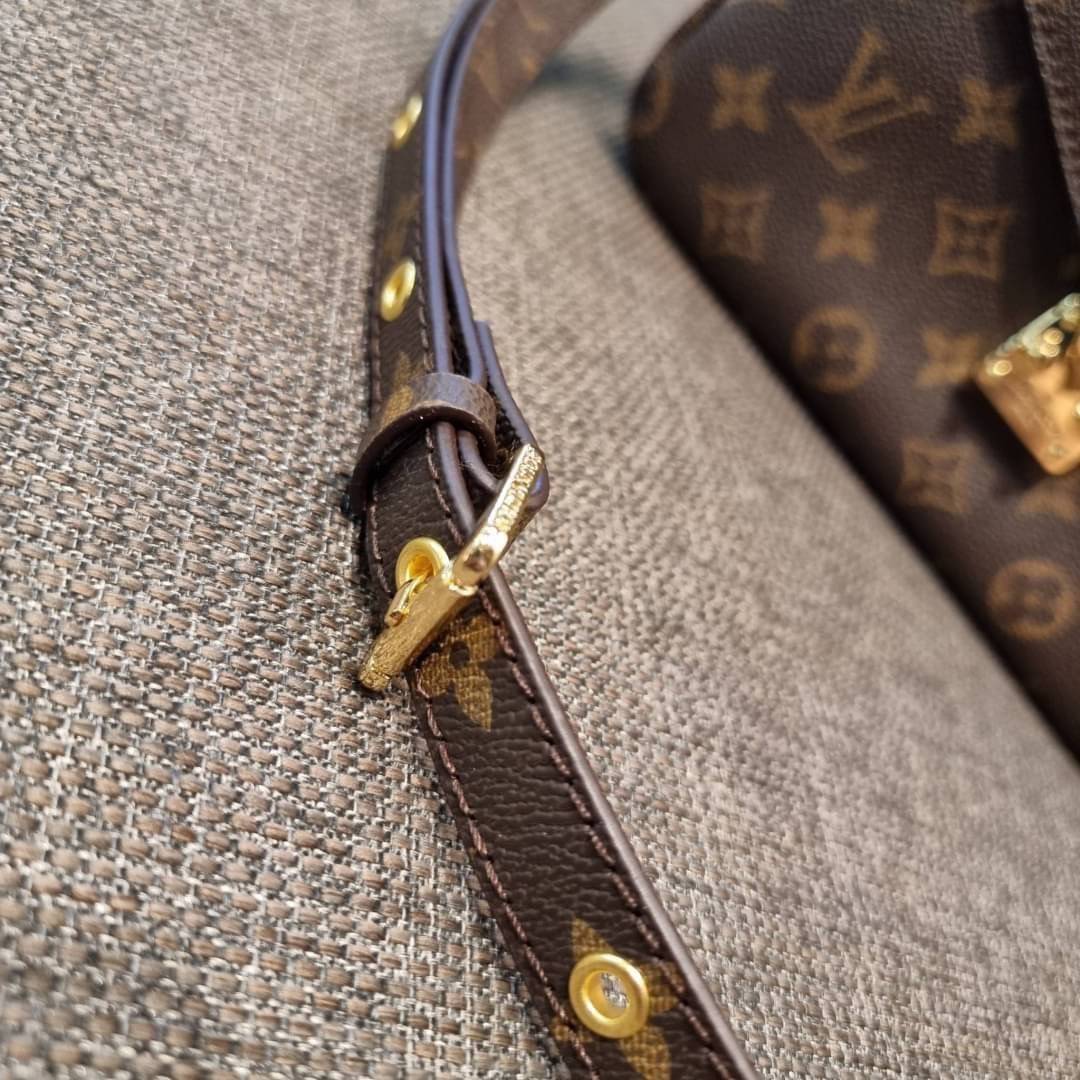 ยกระดับให้ตัวเอง กับไอเท็มสุดเลิศ ที่สาวๆตามหา LV pochette metis กระเป๋าถือ/สะพายทรงสวย คลาสสิค ดีไซน์เรียบง่าย แต่แฝงความหรู วัสดุหนังแคนวาสคุณภาพดี เปิดปิดด้วยตัวบีบล็อค ด้านหลังมีช่องซิปแยก ภายในซับสวยงามมาก ดูแพงที่สุด แบ่งสัดส่วนดูเหมาะ น่าใช้จริงๆ ส