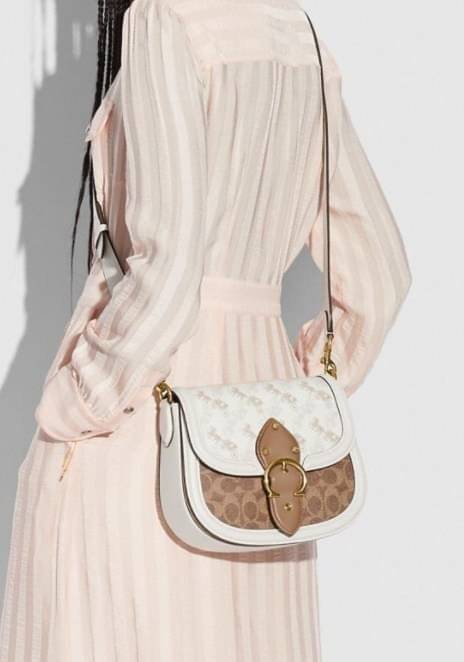 สวย หรู แถมสุดคุ้มกันเลยจร้าา💋 COACH BEAT SADDLE BAG ((C3837//C0749)) พร้อมส่งที่ไทยอีกครั้ง ห้ามพลาดค่าา!! กระเป๋าสะพายครอสบอดี้ร์ วัสดุหนังแท้ชั้นดีที่สุด! หนังสวย บวกกับอะไหล่แบรนด์ที่ดูเด่นคลาสสิคตรงด้านหน้าค่ะ เปิดปิดกระเป๋าแบบกดล็อค ภายในสาม