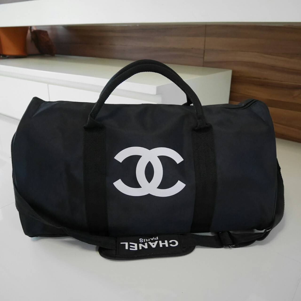 Best Seller ♡♡💃💃 กับทรง travel & fitness bag กับ Chanel VIP Gift Bag Travel Bag Gym Duffel Weekend จากงานพรีเมี่ยมกิ้ฟแบรนด์หรูอย่าง Chanel ของแท้100% ตัวกระเป๋าเป็นผ้า Oxford หนาอย่างดี สกรีนโลโก้แบรนด์ตัดสีขาว เปิดปิดด้วยซิ