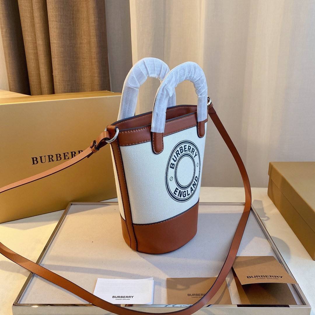 พรีเมี่ยมกิ๊ฟแท้ 100% 】BURBERRY MINI CANVAS CROSSBODY BAG *งานหรูมาก 👑👑 สินค้าพรีเมียมกิ้ฟท์เคาเตอร์น้ำหอมต่างประเทศ กระเป๋าทรง CROSSBODY ใบขนาดกำลังดี *ผ้าแคนวาสคาดหนังวัวแท้ อะไหล่ทอง