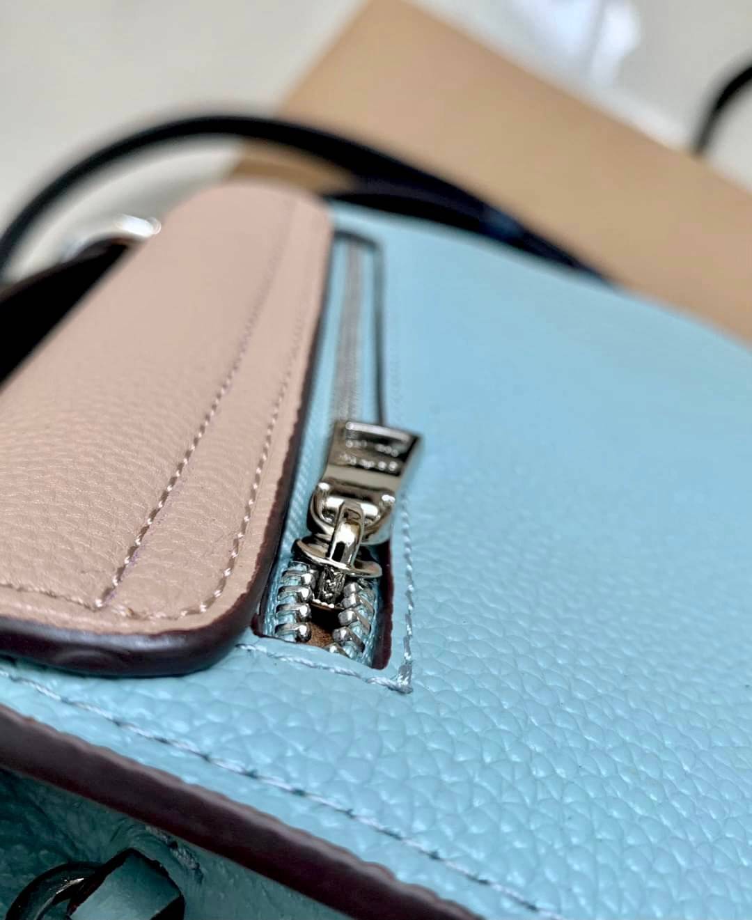 OUTLET 】COACH REMI SADDLE BAG IN COLORBLOCK ((1330)) รุ่นแนะนำ คลาสสิคน่าใช้มากๆ วัยใสๆใช้ดีค่ะ 😘 พร้อมส่งที่ไทยอีกครั้ง! กระเป๋าสะพายข้าง//ครอสบอดี้ร์//หรือทบเป็นสายคู่สะพายไหล่ได้ค่ะ แล้วแต่ชอบเลยค่ะ! วัสดุหนังแท้ ลายหนังสวยมากๆค่ะรุ่นนี้ หลงรัก