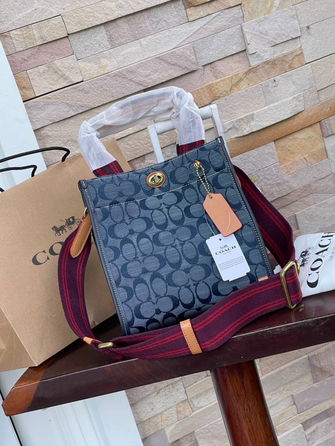 COACH Tote 22 In Signature Chambray หากคุณกำลังมองหากระเป๋าที่มีดีไซน์แปลกตา ไม่ค่อยเหมือนที่พบเห็นทั่วไป