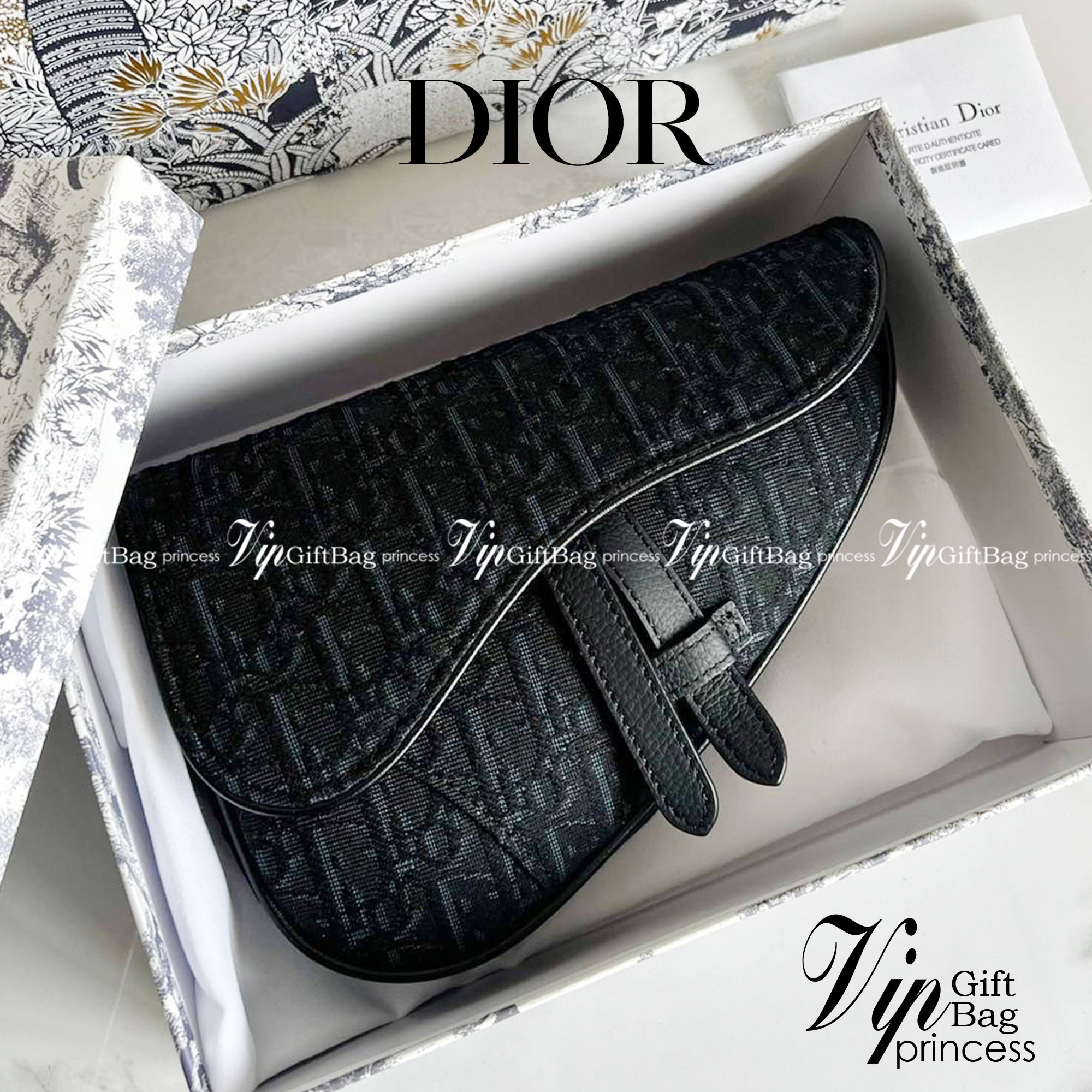 หนังแท้ DIOR SADDLE BELT BAG รุ่นสุดฮิต สามารถคาดอกสะพายข้างหรือคาดเอวก็ได้สามารถใช่งานได้ทั้งชาย/หญิง งานสวยมากพร้อมอุปกรณ์ครบชุด เกรดออริงานเทียบเท่าของแท้เลย กระเป๋ารุ่นยอดนิยมตามแบบฉบับแบรนด์ พร้อมส่งที่ไทย เกรดออริจินอลผ้าแจ๊คการ์ดและหนังแท้ ภาพสินค้