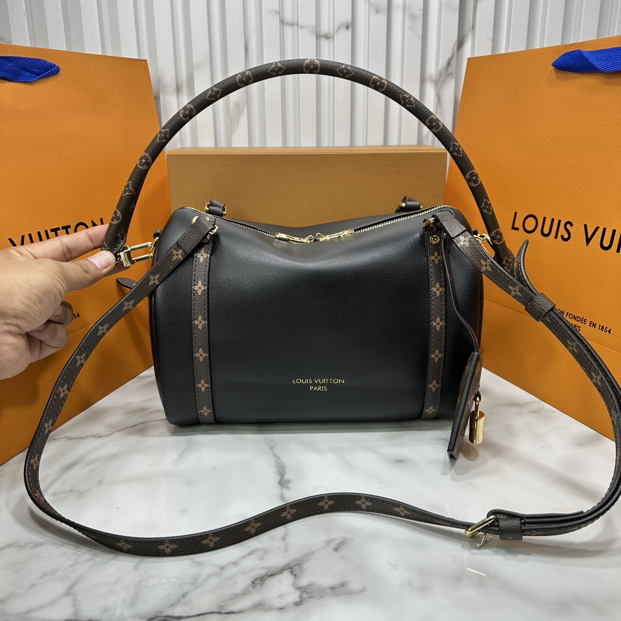 ORI หนังแท้ | LV Express PM Bag 25cm กระเป๋าสะพายทรงหมอนสปีดี้ดีไซน์ใหม่ล่าสุด โฉบเฉี่ยว แต่งคาดหน้าโมโนแกรมโดดเด่น ตัวกระเป๋าสีพื้นตัดกันอย่างลงตัว พร้อมหูแบบจับยาวถอดได้จะถือหรือคล้องไหล่ก็เก๋