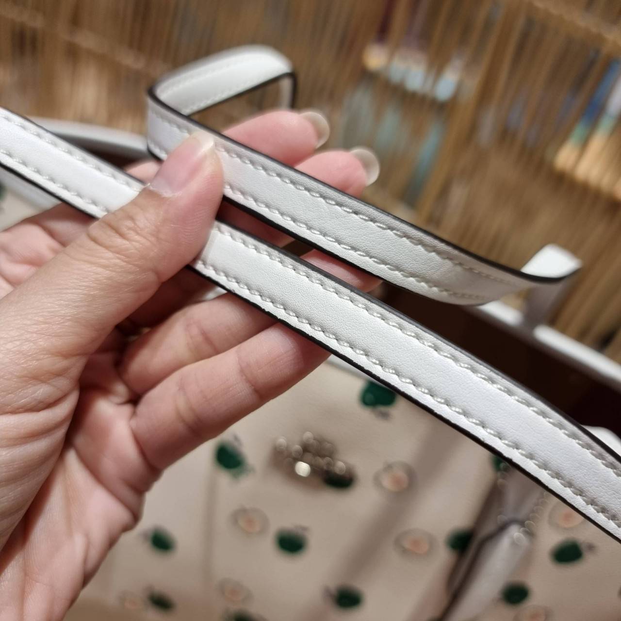 OUTLET 】COACH C4119 CITY TOTE WITH APPLE PRINT COACH CITY TOTE WITH POPSICLE PRINT C4277 แจกความน่ารักสดใส ด้วย 2 รุ่น กับเหล่าแอปเปิ้ลเขียวที่ยกมาทั้งสวน!! และลวดลายไอศครีมโทนชมพูแสนหวาน ดีไซน์ดึงดูดความสนใจได้ดีเลยทีเดียว กระเป๋าทรงช็อปปิ้งใบใหญ่ ที่จุย