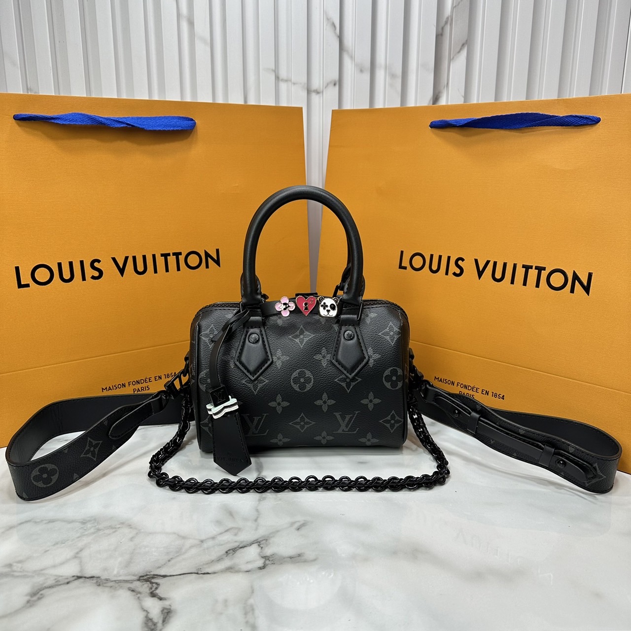 LV Speedy Bandoulière 7" Bicolor Monogram Bag / LV Keepall Bag น้องกระเป๋าทรงหมอนไซส์มินิน่ารัก ดีไซน์น่าใช้มากๆ โทนสีใหม่สวยคลาสสิค รูปทรงโดดเด่น ภายในเป็นช่องกว้าง มาพร้อมสายสะพาย ใบจริงสวยเกินเบอร์!! ไม่ผิดหวังจ้า