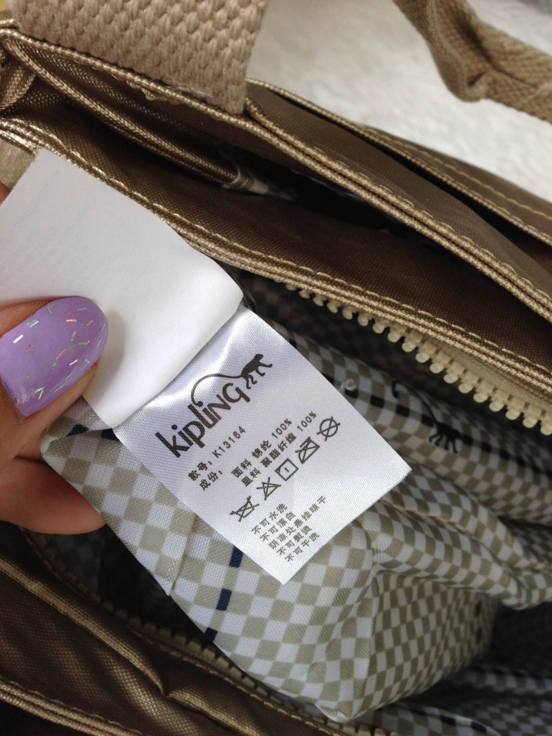 KIpling Felix Large Handbag Bag กระเป๋าถือหรือสะพายสไตล์ลำลองวัสดุ Nylon + Polyester 100% น้ำหนักเบามีหูหิ้วเเละสายสะพายยาวเลื่อนปรับระดับได้ถอดได้ เปิดปิดด้วยซิปสะดวกใช้ โลโก้เเบรนด์ มีช่องแบ่งถึง3ช่องเเยกเป็นสัดส่วน ด้านหน้าและด้านหลังมีช่องใส่ของเปิดปิ