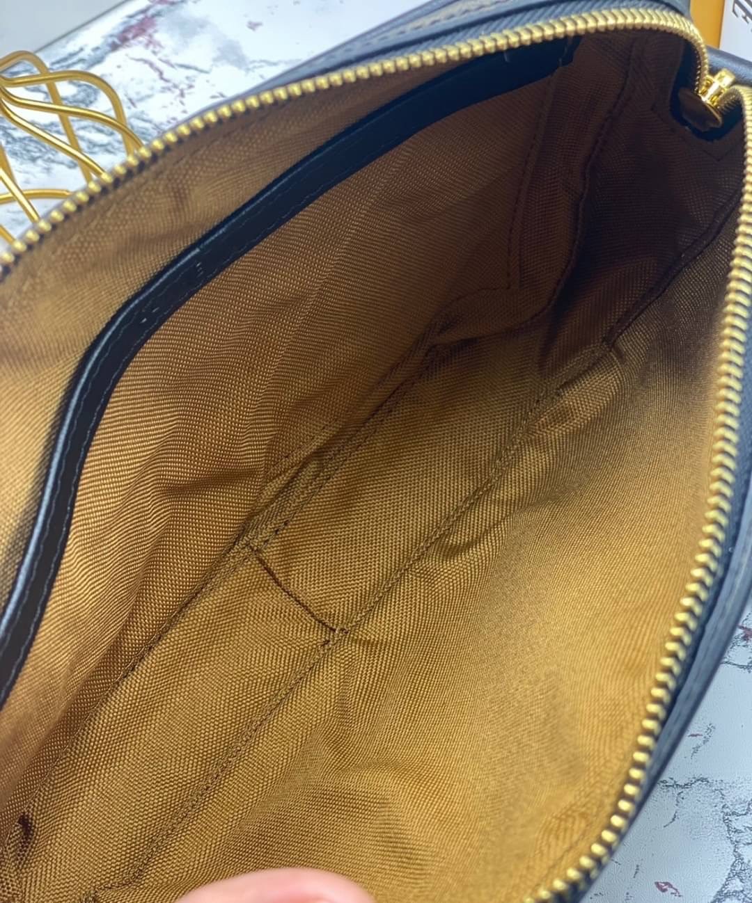 CELINE Medium Messenger Bag in Triomphe Canvas with Celine Print / Celine Camera Bag กระเป๋าทรงครอสบอดี้ ใช้ได้ทั้งชายหญิง ขนาดกลางกำลังดี น้ำหนักเบา