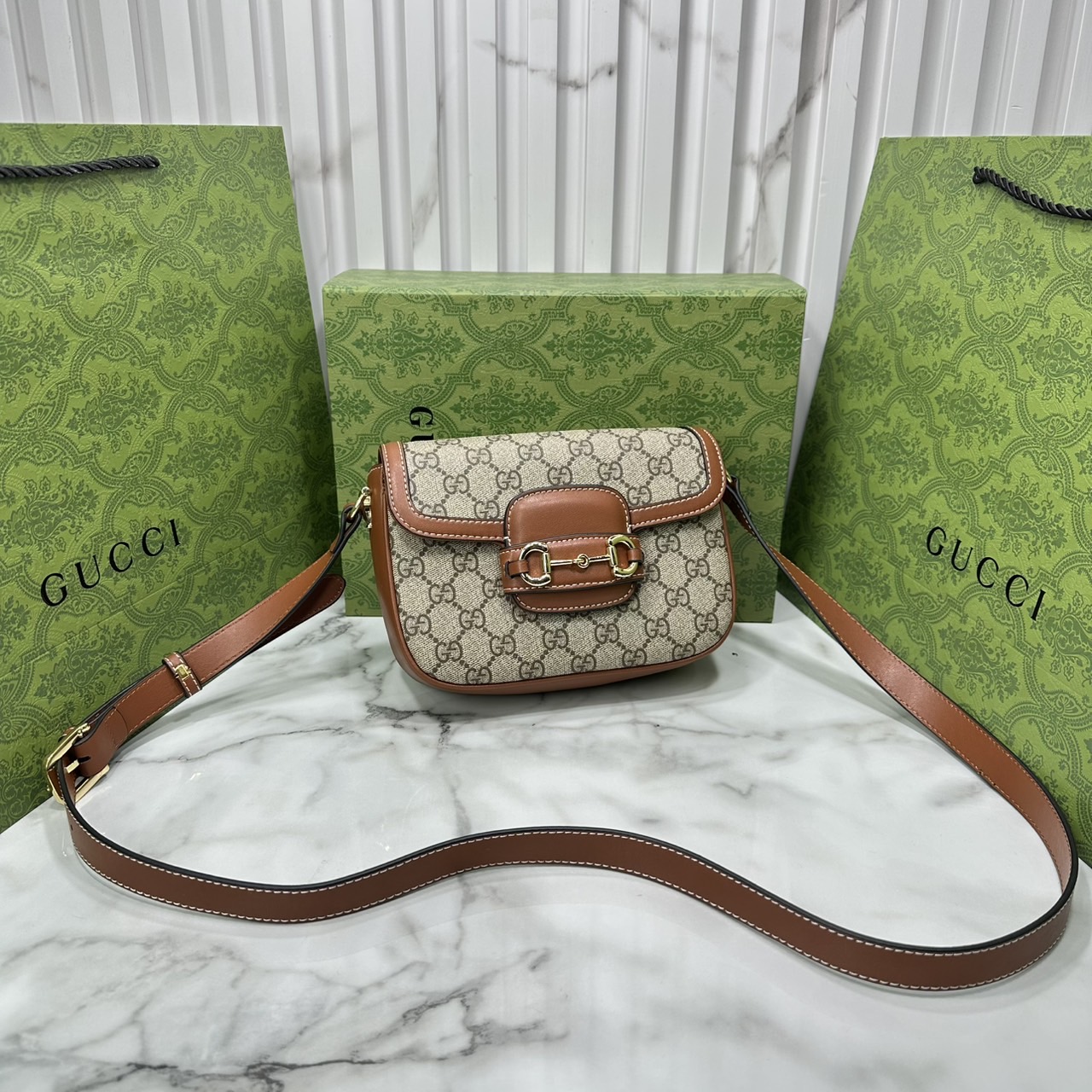 ORI หนังแท้ | 18cm Gucci Horsebit 1955 Soft small shoulder bag ปรับโฉมใหม่เรียบสวยหรู กระเป๋าสะพายไหล่/สะพายข้างทรงคลาสสิค สวยผู้ดี ดารา เซเลปใช้กันเพียบ สวยอยู่ทรงORI หนังแท้ | 18cm Gucci Horsebit 1955 Soft small shoulder bag ปรับโฉมใหม่เรียบสวยหรู กระเป