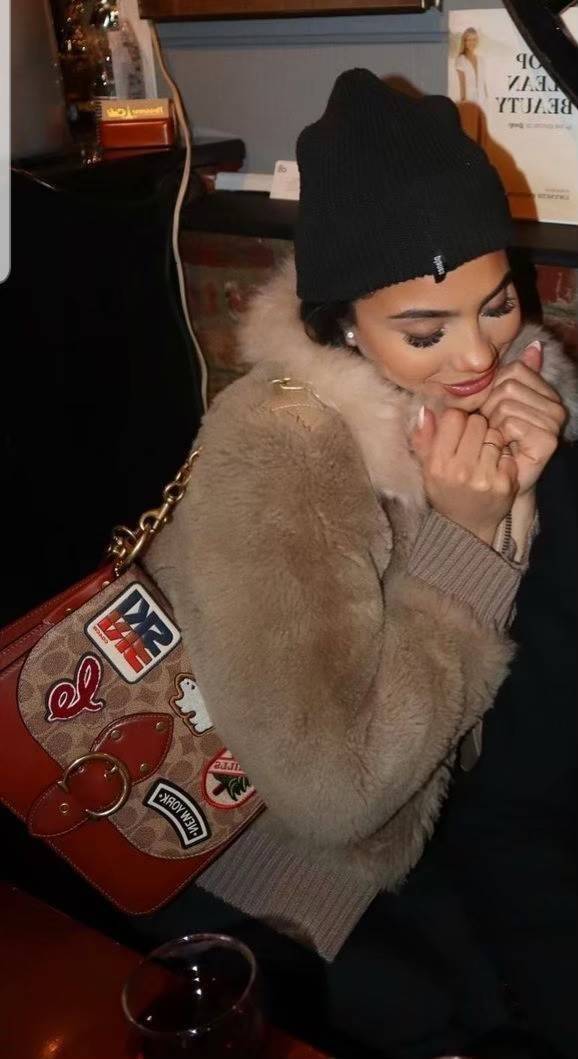 OUTLET 】COACH BEAT SHOULDER BAG IN SIGNATURE CANVAS WITH PATCHES (C6837) ไหวมั้ยเนี้ย!! สวยฟาดอีกแล้วนะยูวว 🤩🌺คอลเลคชั่นใหม่สุดปัง อลังเวอร์!//กระเป๋าถือ สะพายไหล่ลาย SIGNATURE ตกแต่งความเก๋ด้วยแผ่นแปะลวดลายที่มีเฉพาะจาก COACH คอลเลคชั่นนี