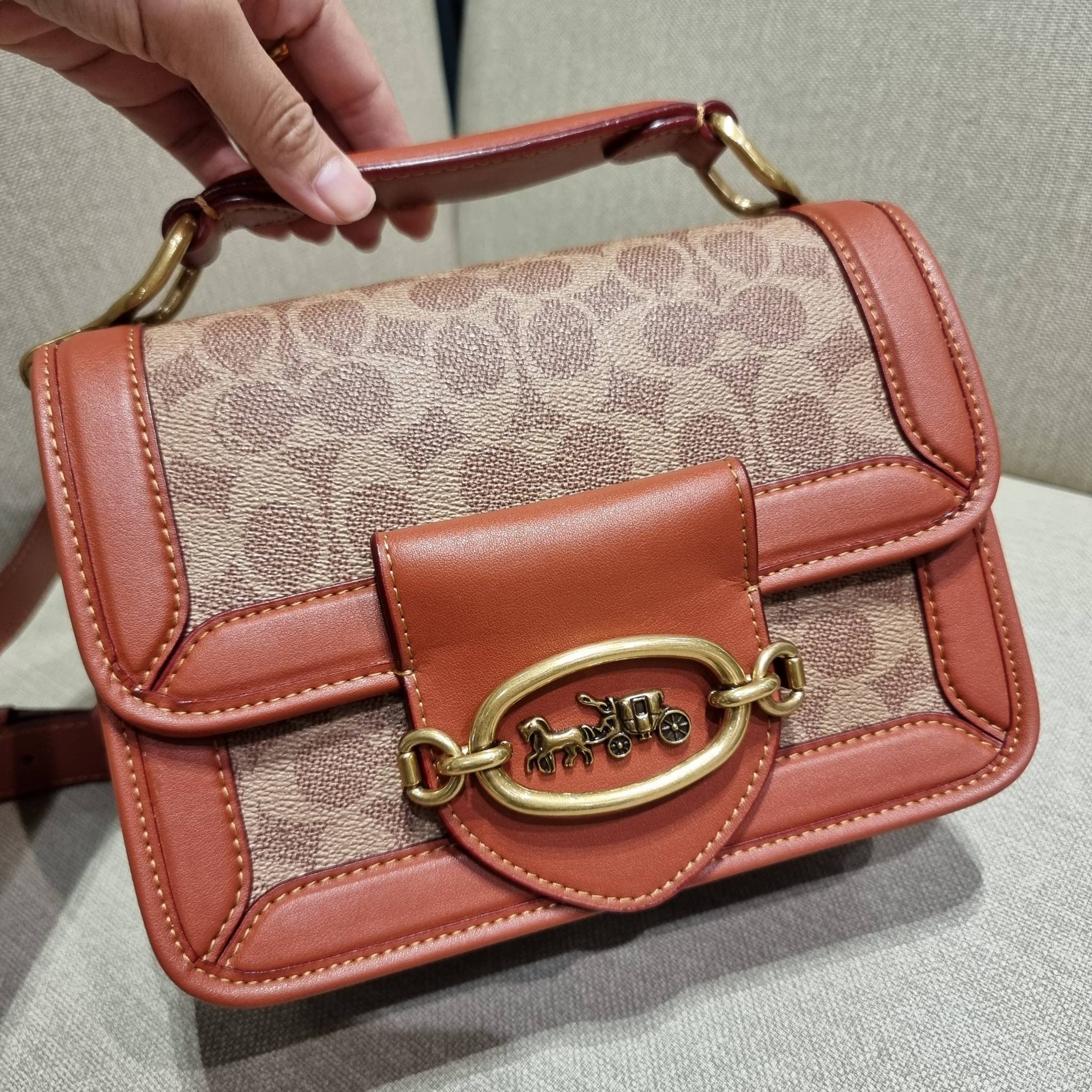 COACH C8449 HERO SHOULDER BAG / COACH C8450 HERO SHOULDER BAG IN SIGNATURE CANVAS ดีไซน์ใหม่ล่าสุด ที่มาพร้อมความหรูยกระดับ กระเป๋าถือ/สะพายข้าง ออกแบบทรงสวย คลาสสิค ขนาดกำลังพอดี ไม่ว่าจะถือ หรือสะพายสายครอส ก็ดูดีแบบไม่ต้องแต่งเติม วัสดุหนังแท้เต็มใบ ฝา