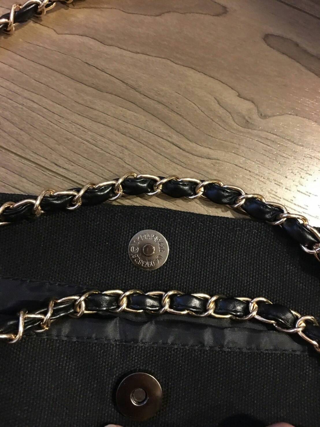 New Arrival!! พร้อมส่งที่ไทย ตามคำเรียกร้อง CHANEL VIP CANVAS TOTE BEAUTY GIFT TOTE CANVAS GOLD HARDWARE CHAIN STRAPS วัสดุทำจากผ้าแคนวาสหนา บุด้วยผ้าซับอีกชั้น ด้านหน้ามีโลโก้แบรนด์ ตรงอะไหล่ปั้มแบรนด์ทุกจุด ตัวสายทำจากโซ่ เรียบ หรู ดูดี ใส่ของได้เยอะมาก