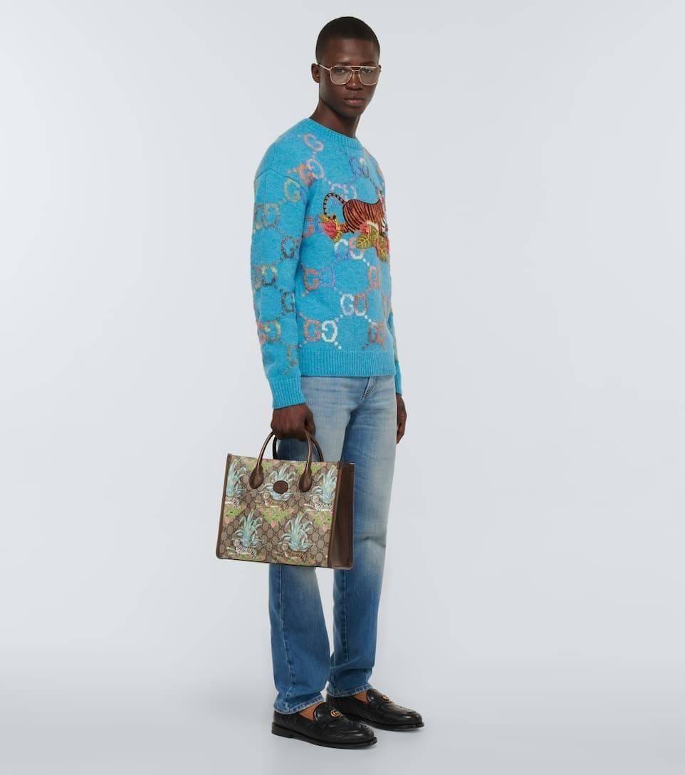 GUCCI Tiger GG small tote bag ใบใหญ่ อีกไอเท็มใหม่ ร้อนแรงไฟลุก!! ต้อนรับปีเสืออย่างเป็นทางการ จัดให้แบบเลิศๆ กับกระเป๋าทรงโท้ท วีไอพีพรีเมี่ยมกิ๊ฟ ไซส์ใหญ่ โดดเด่นด้วยลวดลายไม่ซ้ำใคร สวยเอกลักษณ์ วัสดุหนังแคนวาส ภายในโล่งกว้างมาก ใส่ของแบบแน่นๆ จุๆไปได้เ