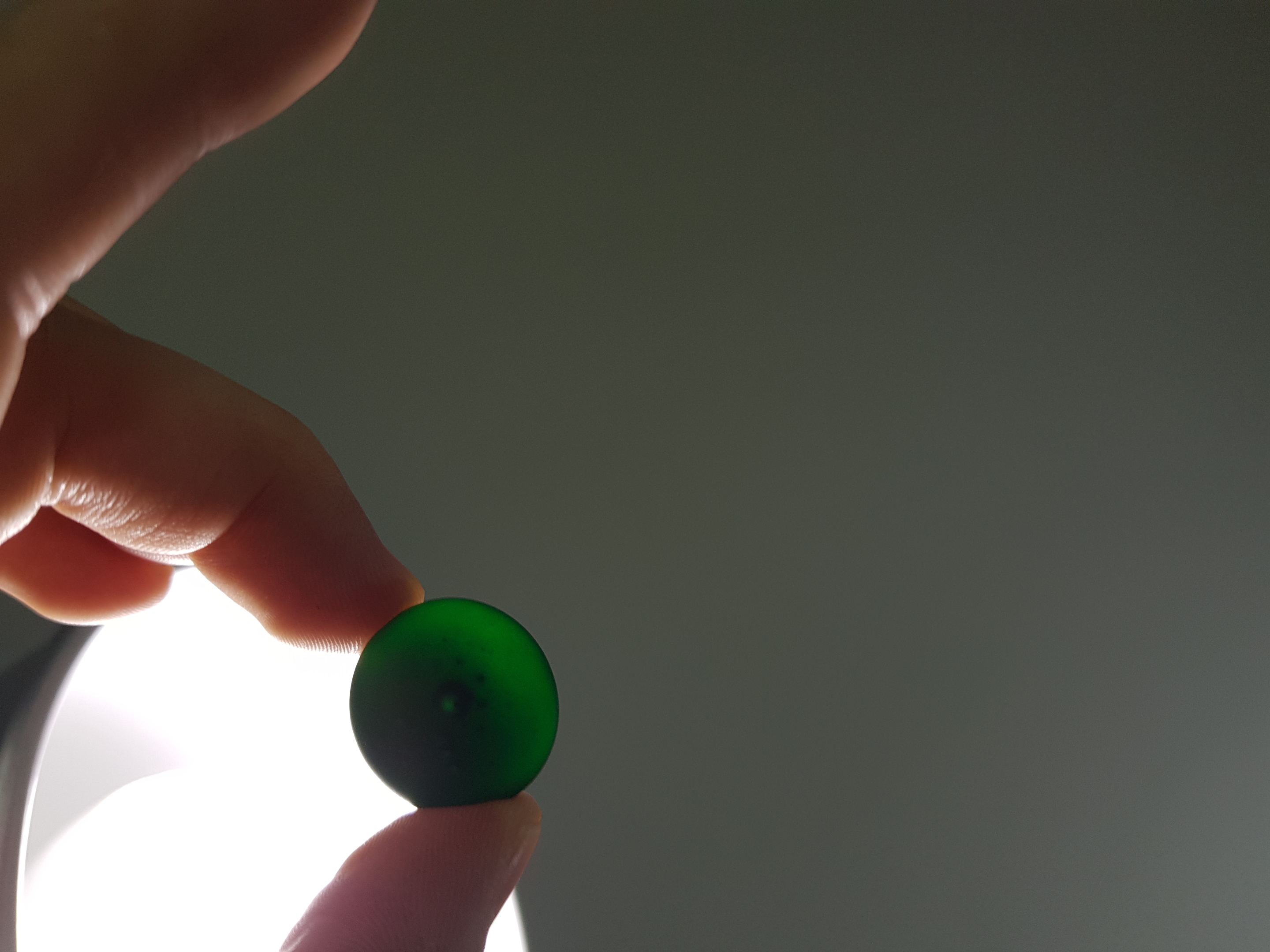 เม็ดหมากล้อมหินแบบนูนสองด้านอย่างดีพร้อมโถไม้ Toreya