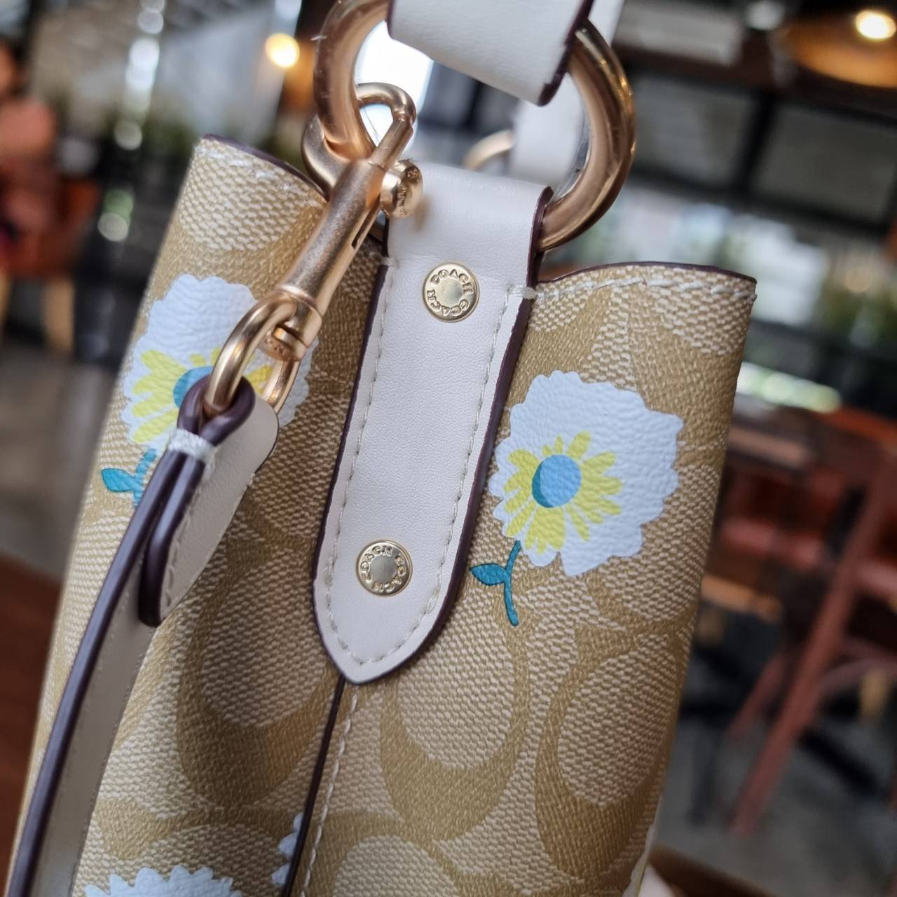 OUTLET 】COACH C3411 SMALL TOWN BUCKET BAG IN SIGNATURE CANVAS WITH DAISY PRINT สวยสดใสมาให้ถึงบ้านจ้า!! กระเป๋าทรงบัคเก็ตยอดฮิต รอบนี้น่ารักมุ้งมิ้งไม่เลิก ดีไซน์ลายดอกเดซี่คละรอบใบ วัสดุหนังแคนวาสเคลือบลาย ปากกระเป๋าเปิด-ปิดด้วยกระดุมแม่เหล็ก 2ฝั่ง มีหูจ