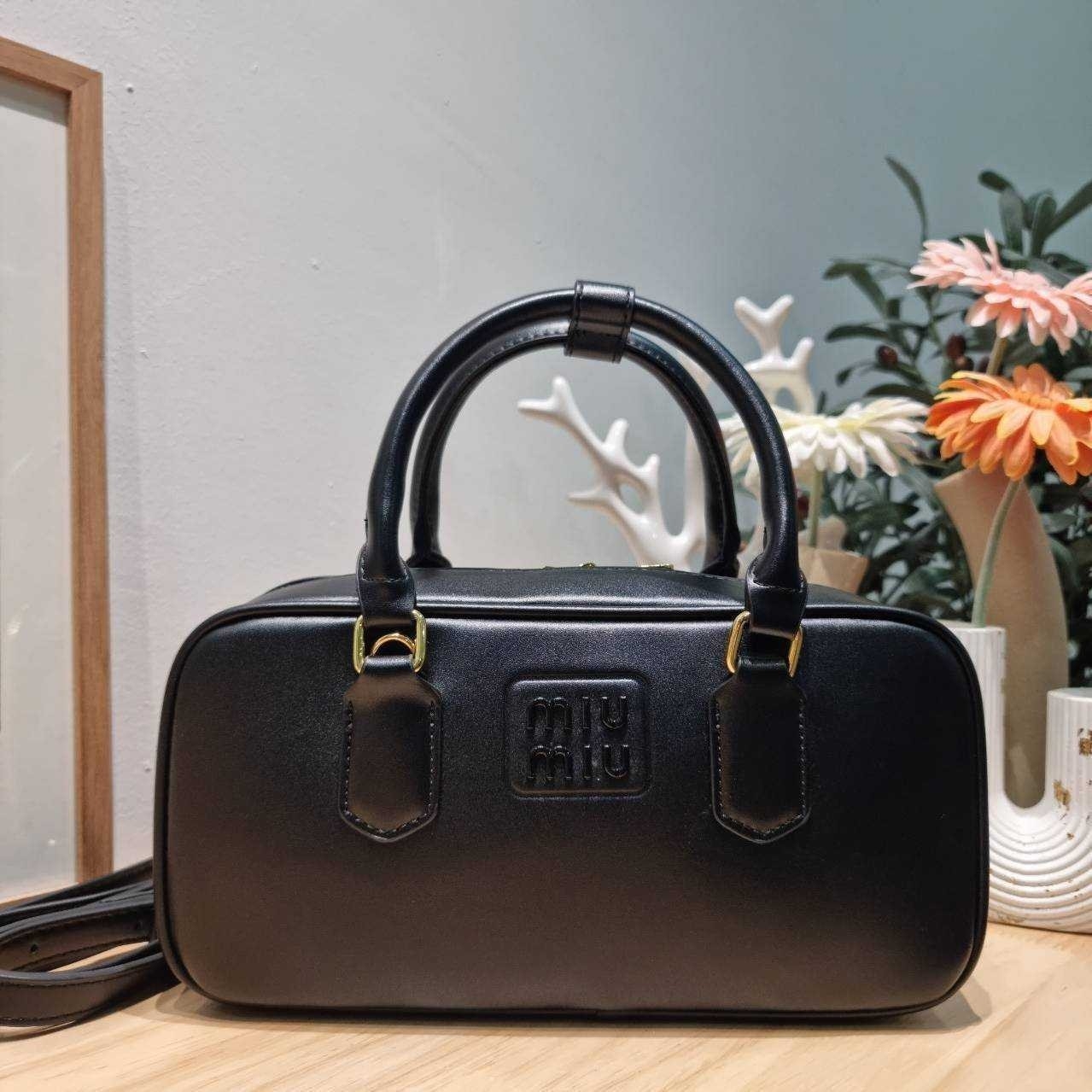 MIU MIU ARCADIE LEATHER BAG M, Geniş 27cm กระเป๋าถือ/สะพายสุดชิค น่ารักๆเก๋ๆ ดีไซน์เรียบแต่มากมีอยู่จริง สวยดูแพง