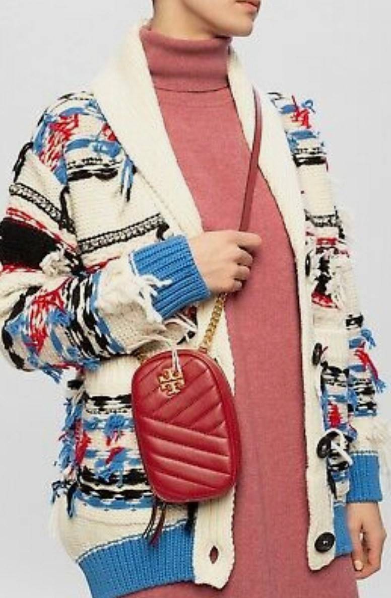 Tory burch kira chevron n/s crossbody bag กระเป๋าสำหรับใส่มือถือหรือของจุกจิกต่างๆ ได้กลายมาเป็นแฟชั่นสุดร้อนแรงแห่งปี คอลเลคชั่นนี้ออกมาเพื่อเอาใจสาวๆโดยเฉพาะ สีสันสุภาพเพื่อให้แมทช์กับสีสันของเสื้อผ้า ได้ง่าย ภายในยังสามารถแบ่งสันปันส่วนไว้สำหรับใส่บัตร