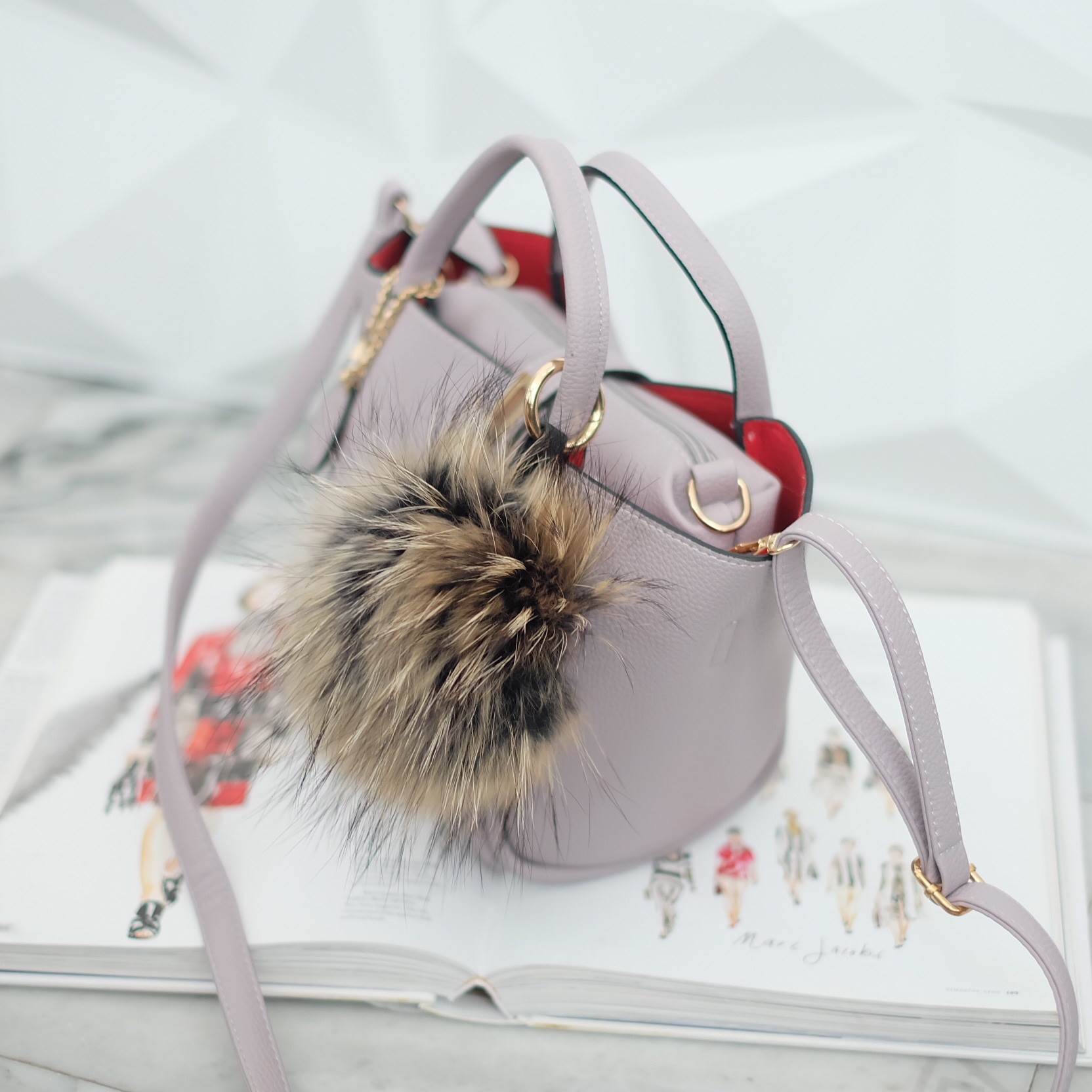 โฉมใหม่ ไฉไลกว่าเดิม 🌈everyday keep handbag 👑สวย หรู เวอร์วัง อีกแล้วค่า 👍 กระเป๋า ถือ//สะพายข้าง หนังสวยๆ มาพร้อมพวงกุญแจ ปอมปอม ฟรุ้งฟริ้ง ขนเฟอร์แท้ ยิ่งใช้ยิ่งฟูสวย น่ารักมาก เข้ากับกระเป๋าคะอย่างดี กระเป๋า เนื้อนิ่มหนา อยู่ทรง