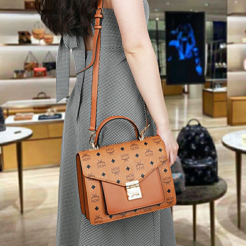 M.C.M MEDIUM PATRICIA SATCHEL IN VISETOS ไซส์กลางมาให้จับต้องแล้วจ้า!! รุ่นที่สาวๆต่างถามหา!! ต้องไอเท็มนี้เลย กระเป๋าถือ/สะพาย ทรงสวยหรู เหมาะกับทุกๆโอกาส ดีไซน์ออกมากึ่งเป็นทางการ แต่ใช้งานได้ทุกสไตล์ วัสดุหนังแคนวาสคุณภาพดีสลับหนังแท้ เปิด-ปิดด้วยตัวกด
