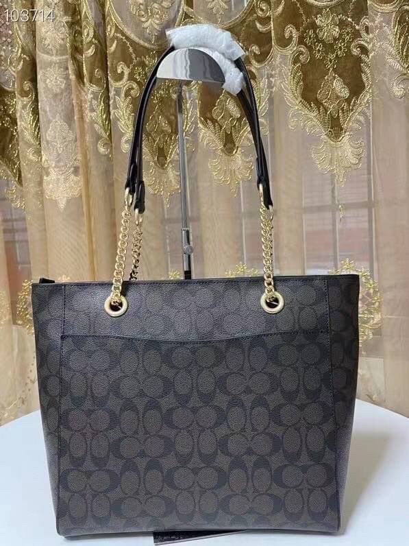 COACH Tote in Signature Canvas Bag กระเป๋าสะพายทรงช้อปปิ้ง สายกระเป๋าเป็นหนังสลับโซ่ทองสวยงาม เพิ่มความหรูหรา ภายในโล่งกว้างใส่ของได้เยอะมาก วัสดุ Canvas เคลือบลายซิกเนเจอร์และหนัง พร้อมซิปกลางเก็บของได้มิดชิดเลยค่ะ มี 3 สี น้ำตาล ดำ ขาว
