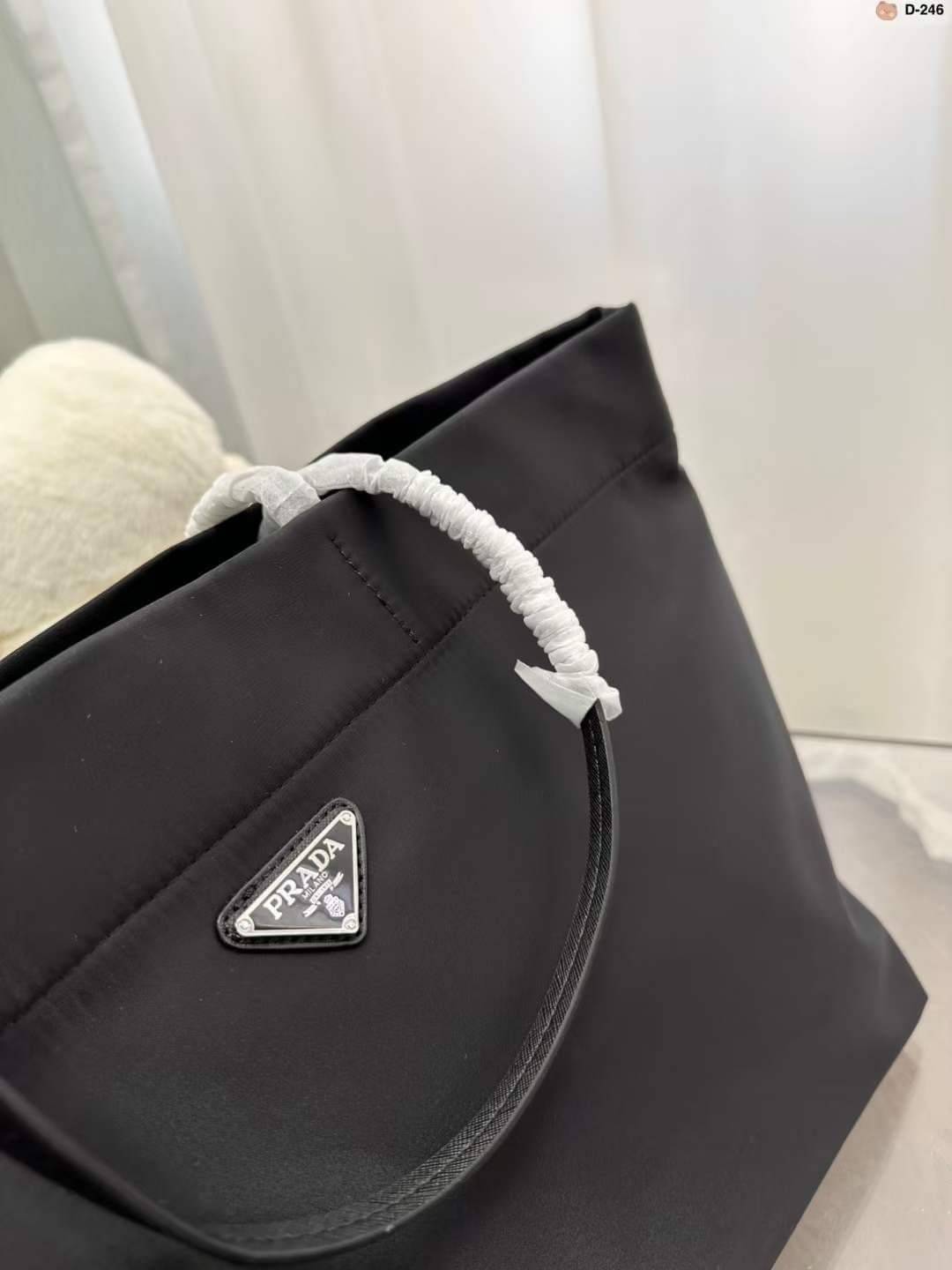 PRADA Tote Nylon Bag / PRADA Shopping Nylon Bag กระเป๋าถือ/สะพายไหล่ ทรงโท้ทใบใหญ่ ภายในโล่งกว้างมาก มาพร้อมหูจับในตัว ใบนี้จุของได้เยอะมากๆ