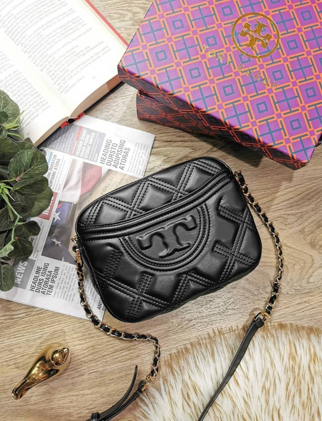 Tory Burch Factory Outlet Quilted Leather Shoulder Bag กระเป๋าสะพาย Tory Burch วัสดุหนังแกะสังเคราะห์ขึ้นลายแบรนด์สวยหรูอยู่ทรงดีไซน์ยอดนิยมสุดคลาสสิคน่าใช้ค่ะ เปิดปิดด้วยซิปแบรนด์ ภายในมีโลโก้และมีช่องซิปเล็กใส่ของ ใส่กระเป๋าสตางค์ มือถือ ของใช้ได้เยอะ น