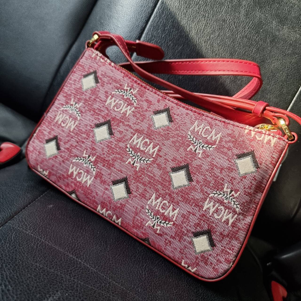 M.C.M MINI SHOULDER BAG IN VINTAGE JACQUARD MONOGRAM คอลเลคชั่นใหม่ล่าสุด โดดเด่นด้วยลายโมโนแกรม ถักทอบนผ้า woven jacquard กระเป๋าสะพายทรงพอชที่ไม่ธรรมดา มาพร้อมสายสะพายในตัว สามารถปรับใช้ได้ 2 แบบ สายยาวสะพายข้าง หรือจะนำสายเส้นกลางออกและปรับใช้สะพายไหล่