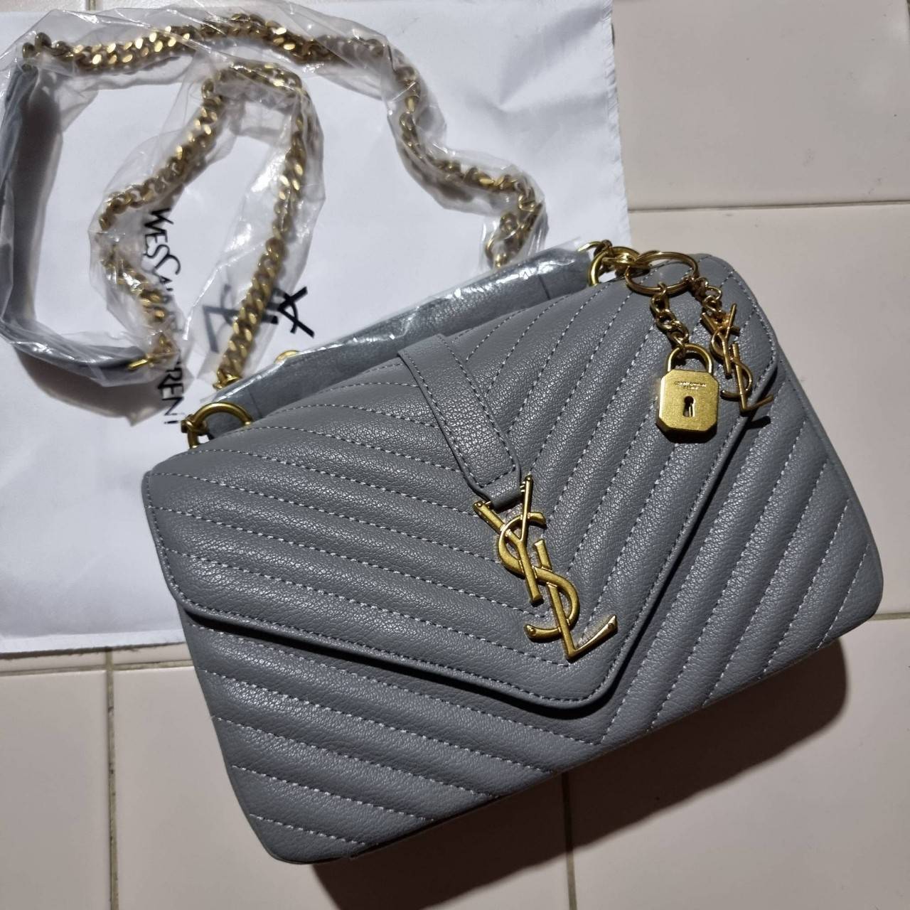 VIP 】หนังแท้ Yves Saint laurent crossbody boutique vip bag กระเป๋าสะพายไหล่ ดีไซน์ทรงสวยหรู พิเศษ แถมฟรี พวงกุญแจห้อยอะไหล่สีทอง ดูแพงไปหมดจริงๆไอเท็มนี้ วัสดุหนังสังเคราะห์ลายคาร์เวีย เปิด-ปิดด้วยกระดุมแม่เหล็ก ภายในโล่งกว้าง มาพร้อมหูจับในตัว และสายสะพา