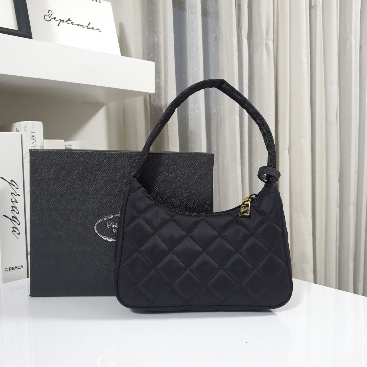 PRADA HOBO triangle motif padded bag รุ่นใหม่ล่าสุด!! PRADA NYLON HANDBAGS ขนาดกะทัดรัด อะไหล่ทอง วัสดุทำจากผ้าNylon ลายตาราง อย่างหนา อยู่ทรง กันน้ำได้ หายห่วงคะ