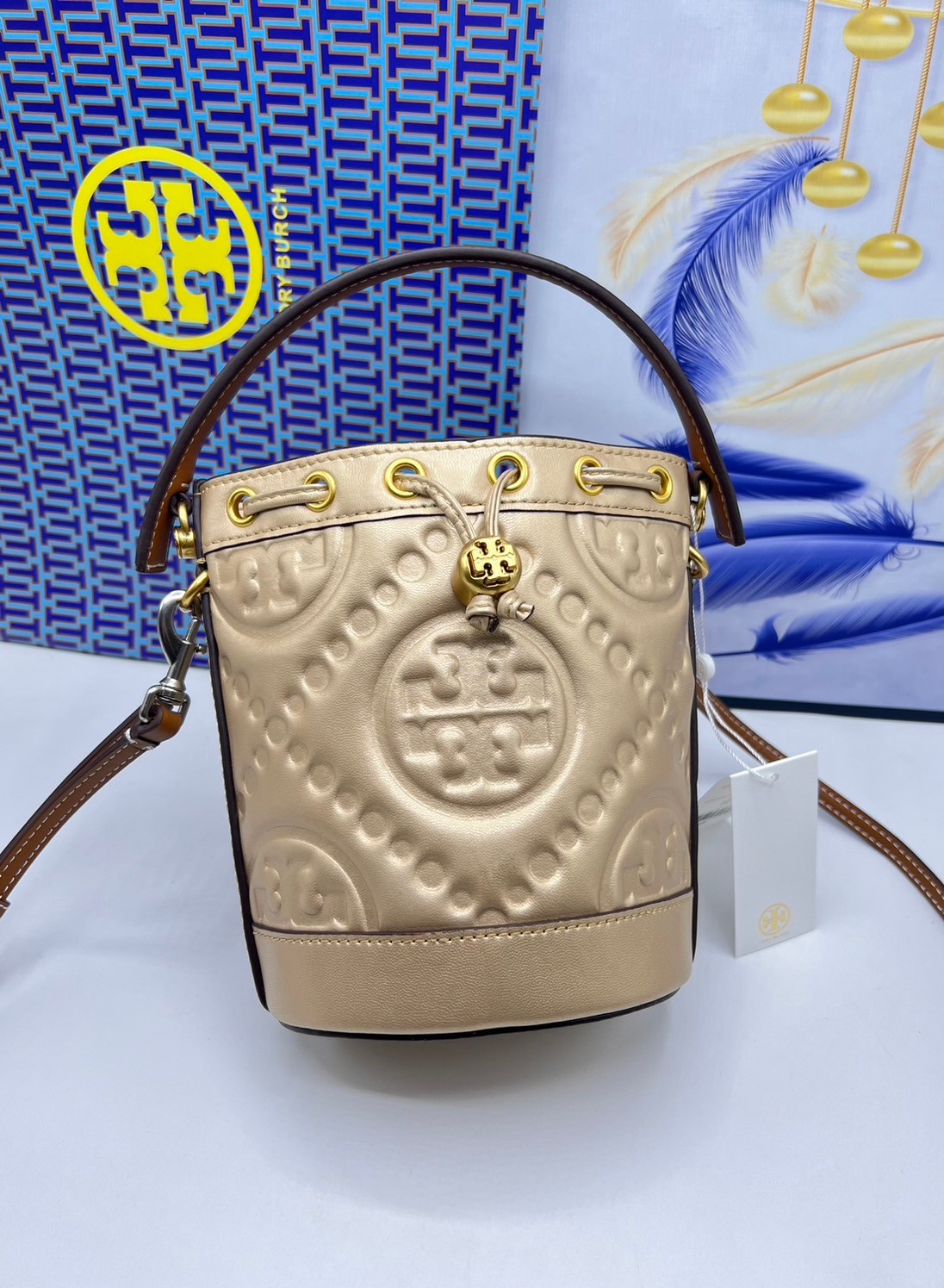6 สี Tory Burch Puffy Mini / Tory burch T Monogram Puffy Patent Mini Bucket Bag / Tory Bucket Bag กระเป๋าบัคเกต size เล็ก โดดเด่นด้วยโลโก้ตัวนูนปั๊มด้านหน้า