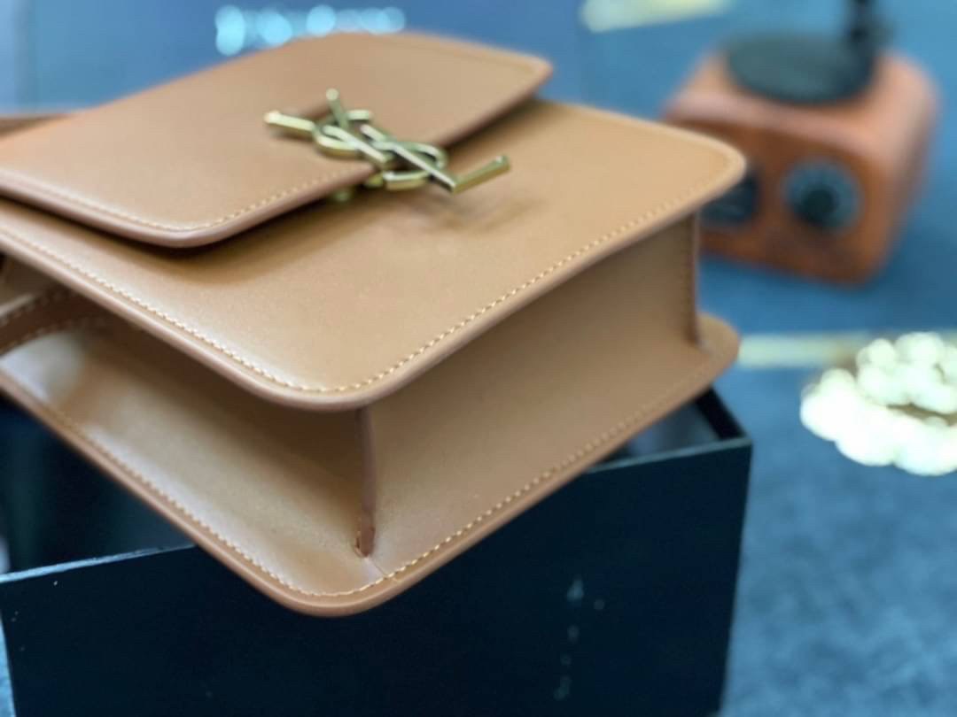 หนังแท้ YSL Yves Saint Laurent small leather shoulder bag กระเป๋าสะพายทรงเหลี่ยมแนวตั้งดีไซน์สวยหรูอยู่ทรงมีโลโก้แบรนด์ด้านหน้า อะไหล่ทองสวยหรู ภายในโล่งกว้าง สายสะพายหนังยาวปรับระดับได้ Rare items เด็ดๆแบบนี้ห้ามพลาด!