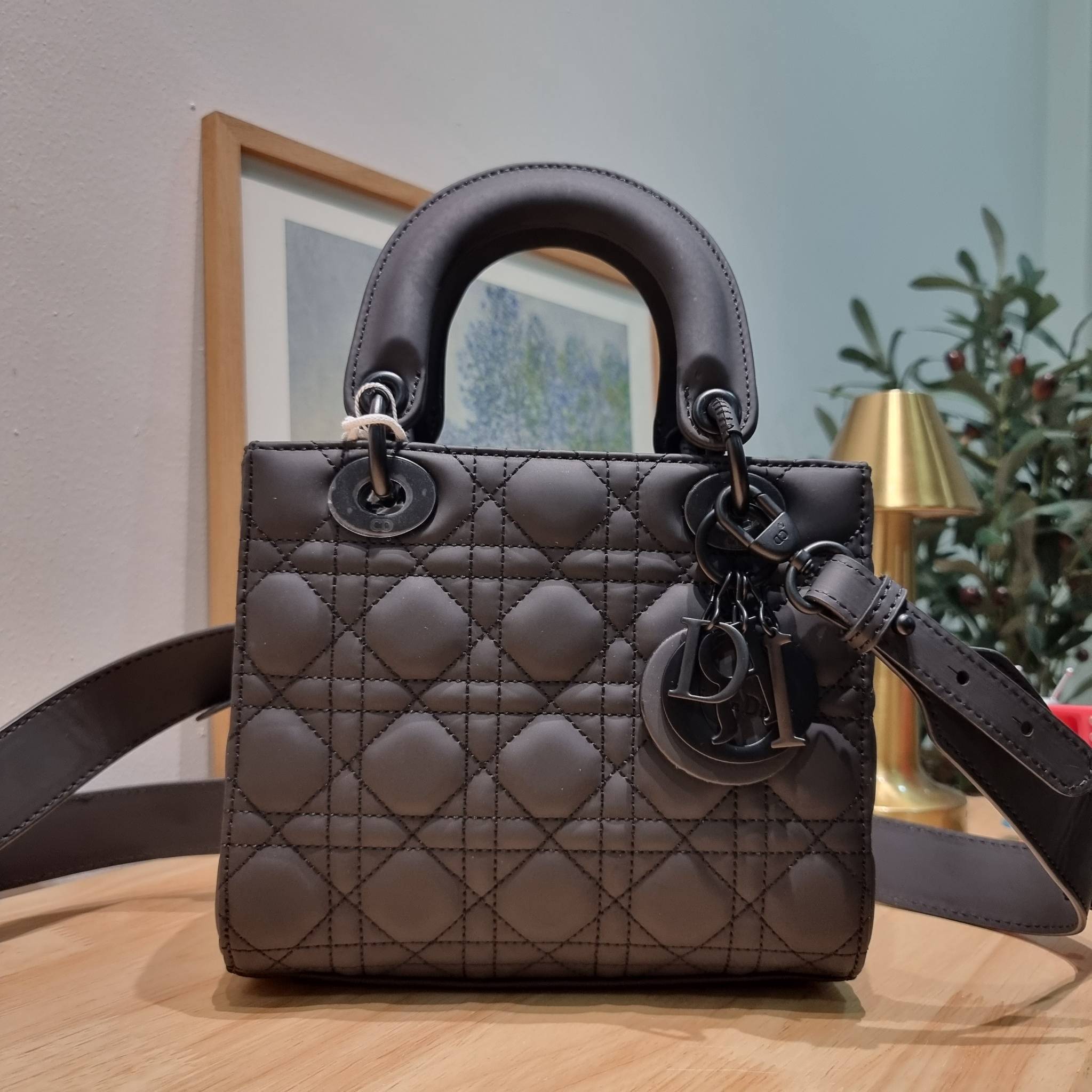 SMALL LADY DIOR MY ABCDIOR BAG Ultramatte Cannage Calfskin / CD LADY ULTRAMATTE BAG พร้อมส่ง กระเป๋าสะพายข้าง ดีไซน์เรียบง่าย แต่แฝงไปด้วยความหรูหรา ทรงกล่องคลาสสิค โดดเด่นด้วยพวงกุญแจอะไหล่สีเดียวกับตัวกระเป๋า ผิวแมทท์ ลายเส้นซ้อนทับสวยงาม