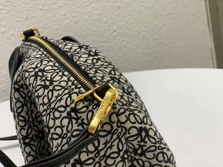 LOEWE Mini Canvas Anagram Jacquard Elephant Bag คอลเลคชั่นใหม่ล่าสุด น้องช้างไซส์มินิน่ารักมากมาย งานแบรนด์หรูจากประเทศสเปน โลเอเว่ (LOEWE) กระเป๋ารูปทรงช้างเป็นเหมือนหนึ่งในซิกเนเจอร์ของแบรนด์ ดีไซน์คงเอกลักษณ์วัสดุ Anagram Canvas Jacquard Fabric ผสมผสาน