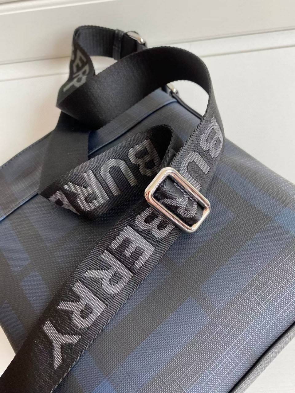 พร้อมเป็นของขวัญ มอบให้คุณผู้ชายแล้วค่ะ สำหรับ BB CROSSBODY VINTAGE BAG VIP GIFT WITH PURCHASE (GWP) พรีเมี่ยมกิ๊ฟ Limited Edition จากBURBERRY วัสดุหนังโทนสีสุภาพ คลาสสิก ตกแต่งด้วยซิปสะดวกใช้ด้านหน้า ช่องหลักเปิดปิดด้วยซิปยาวด้านบน พร้อมช่องซิปอีกหนึ่งช่