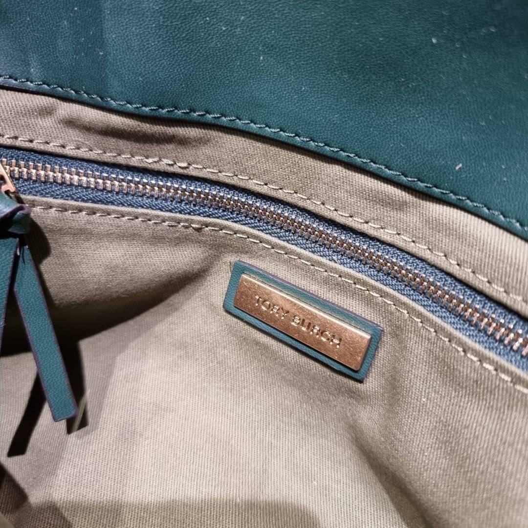 TORY BURCH FLEMING SOFT CONVERTIBLE SHOULDER BAG รุ่นหายากที่สาวๆตามหา มาพร้อมเสิร์ฟความสวยถึงบ้านไปเลยจ้า รอบนี้คัดสีสวยๆมาให้ได้ช้อปกันอย่างจุใจไปเลย กระเป๋าสะพายไหล่ หนังแท้นิ่มเต็มใบ สวยหรูดูแพง เปิด-ปิดด้วยตัวกดล็อคแน่นหนา สายสะพายในตัวปรับใช้ได้ 2 แ